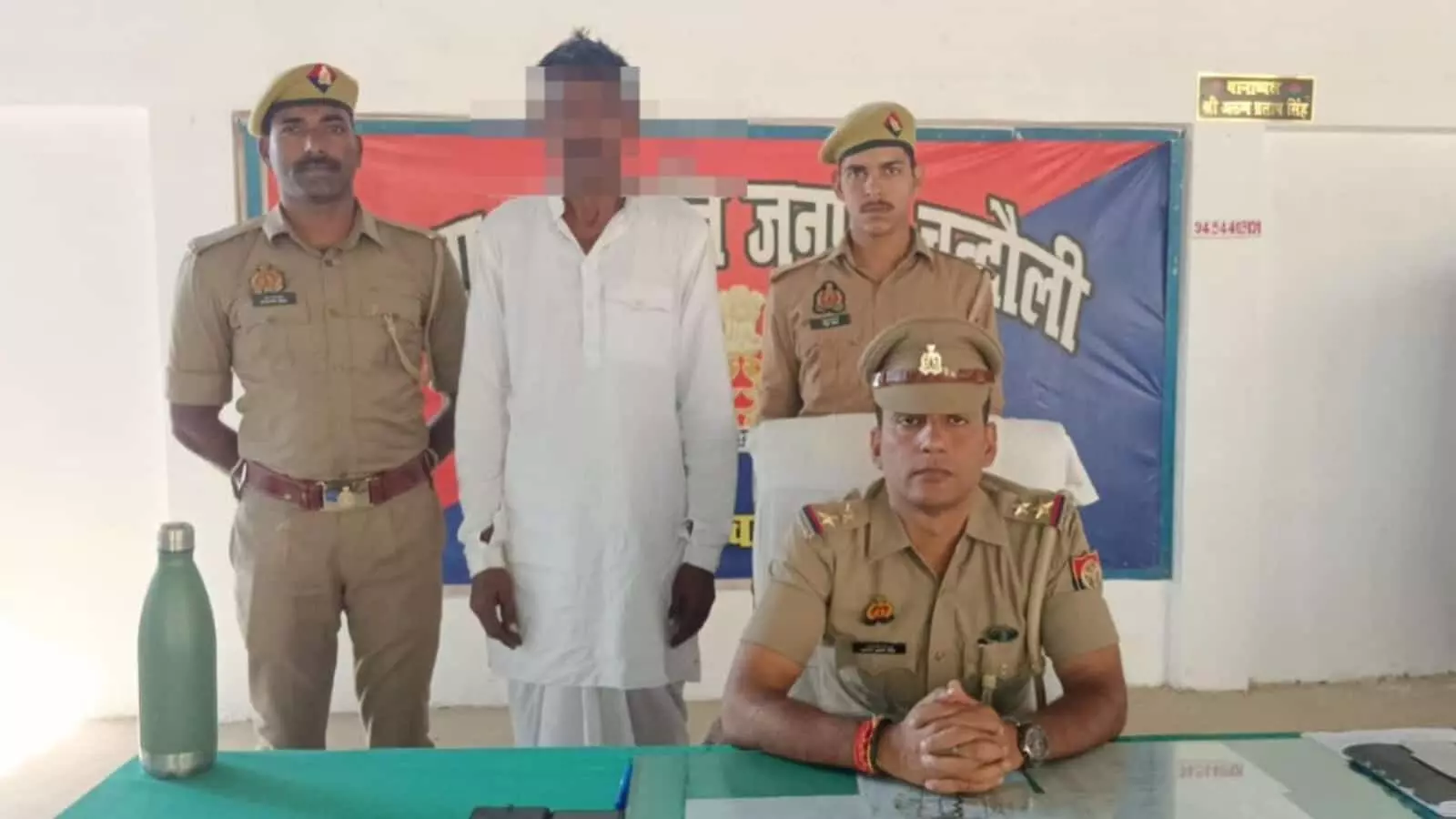 तस्वीर में दिख रहे पुलिसकर्मी चंदौली के शहाबगंज थाने में गोवंश तस्करी के आरोपी के साथ खड़े हैं। तस्वीर में दिख रहे पुलिसकर्मी चंदौली के शहाबगंज थाने में गोवंश तस्करी के आरोपी के साथ खड़े हैं।