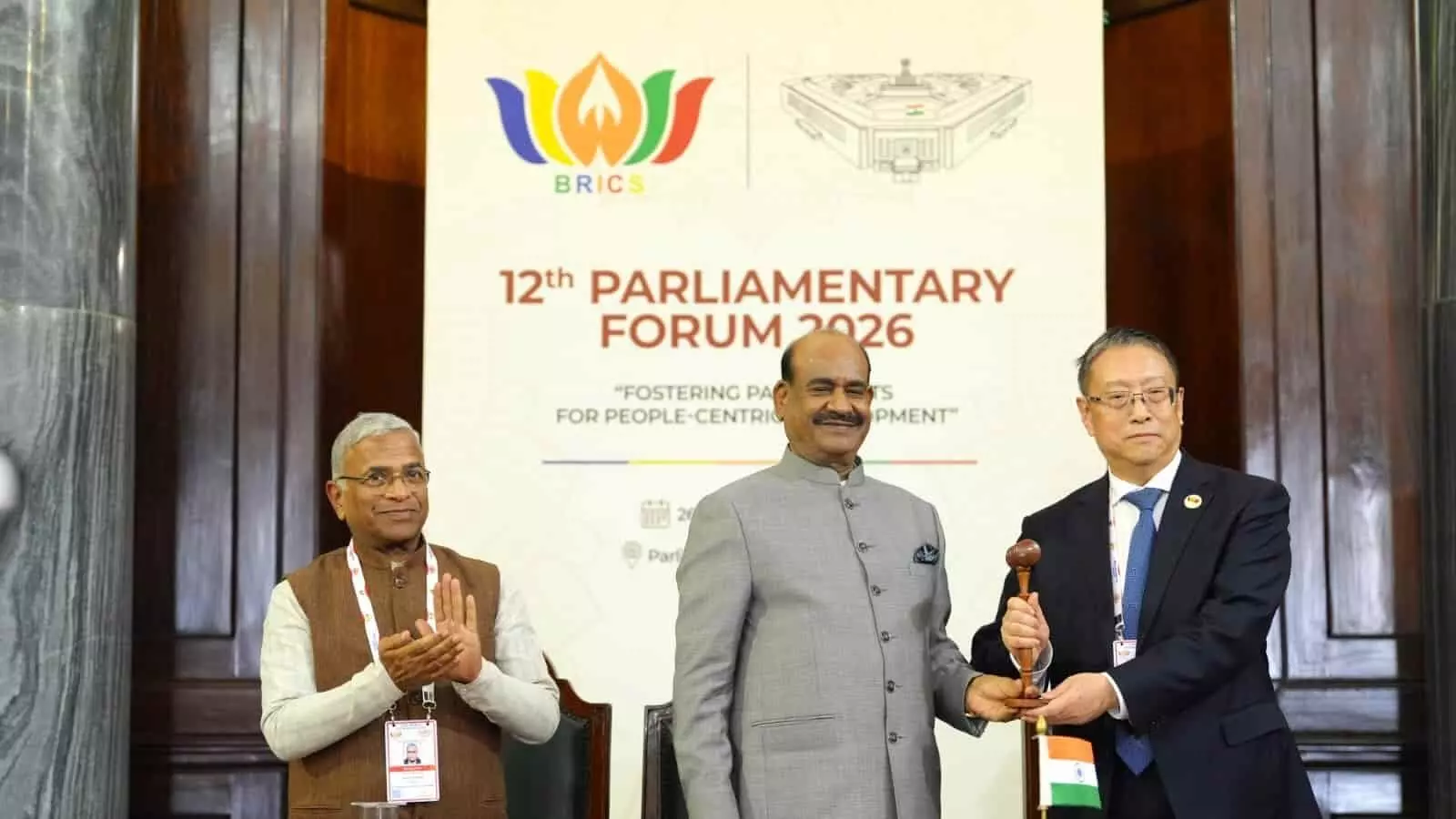 तस्वीर में नई दिल्ली में 12वें ब्रिक्स संसदीय मंच के समापन पर अध्यक्षता सौंपते लोकसभा अध्यक्ष नजर आ रहे हैं। तस्वीर में नई दिल्ली में 12वें ब्रिक्स संसदीय मंच के समापन पर अध्यक्षता सौंपते लोकसभा अध्यक्ष नजर आ रहे हैं।