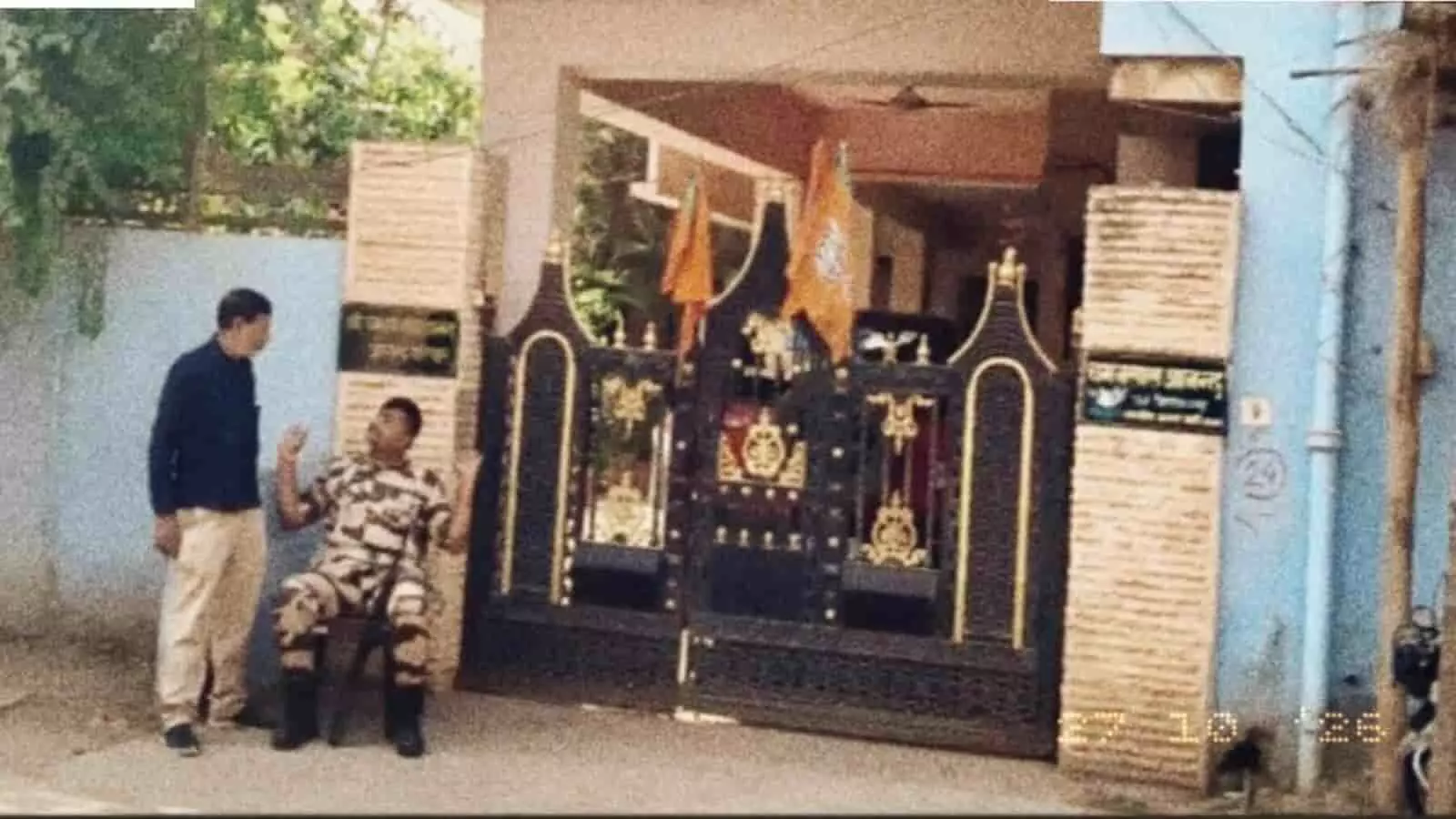 तस्वीर में मकान के मुख्य द्वार पर खड़े अधिकारी कटनी में आयकर विभाग की छापेमारी के दौरान जांच करते हुए। तस्वीर में मकान के मुख्य द्वार पर खड़े अधिकारी कटनी में आयकर विभाग की छापेमारी के दौरान जांच करते हुए।