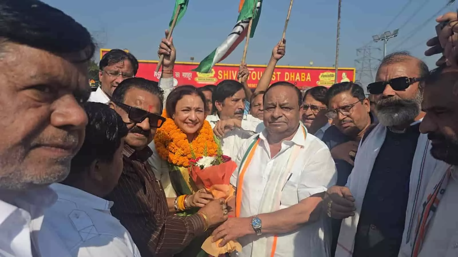 हापुड़ के निजामपुर बाईपास पर आराधना मिश्रा मोना का स्वागत करते कांग्रेस कार्यकर्ता हापुड़ के निजामपुर बाईपास पर आराधना मिश्रा मोना का स्वागत करते कांग्रेस कार्यकर्ता