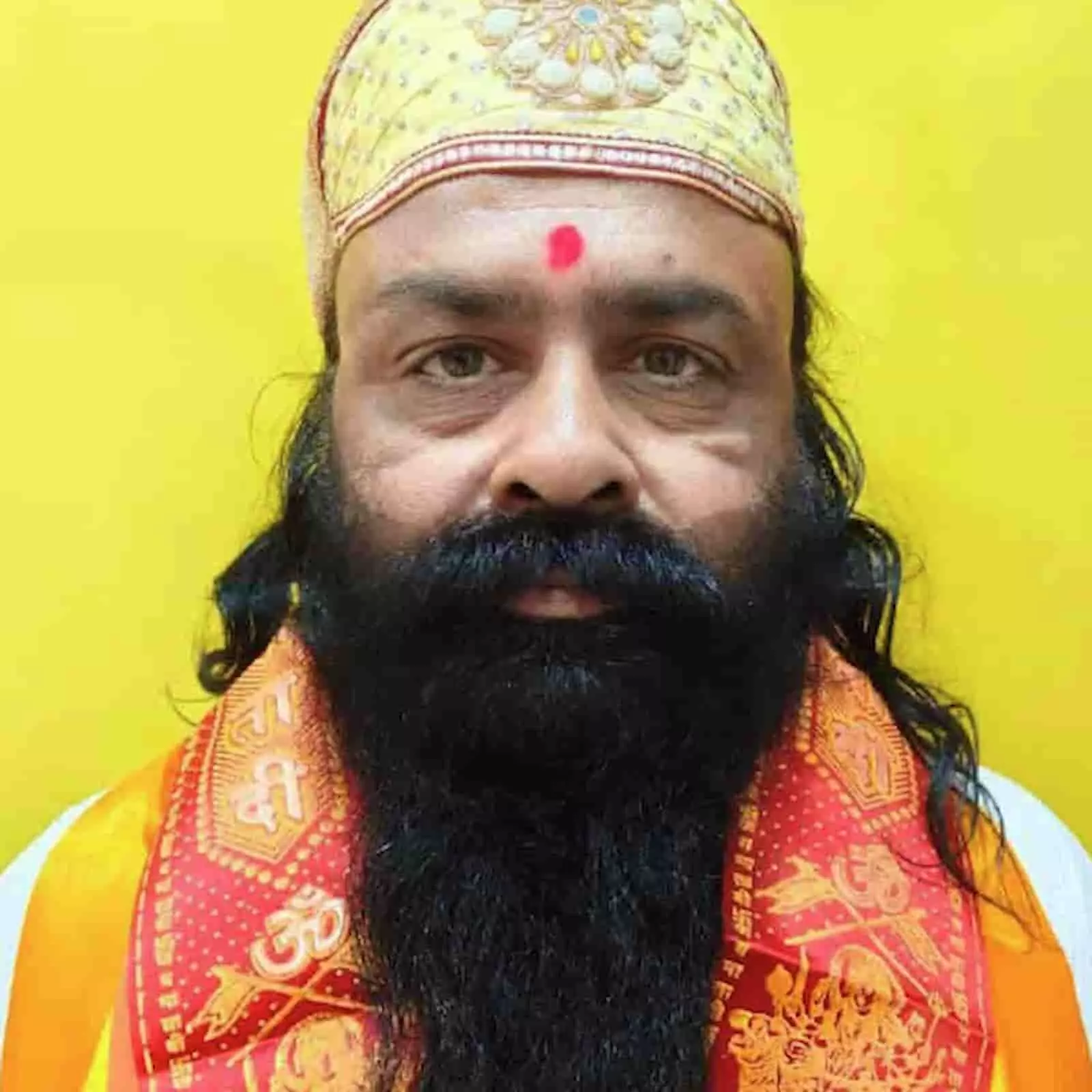 तस्वीर में पीले मुकुट और लाल दुपट्टे में महंत भारत भूषण महाराज खेरवाड़ा शक्तिपीठ संदर्भ में दिख रहे हैं। तस्वीर में पीले मुकुट और लाल दुपट्टे में महंत भारत भूषण महाराज खेरवाड़ा शक्तिपीठ संदर्भ में दिख रहे हैं।