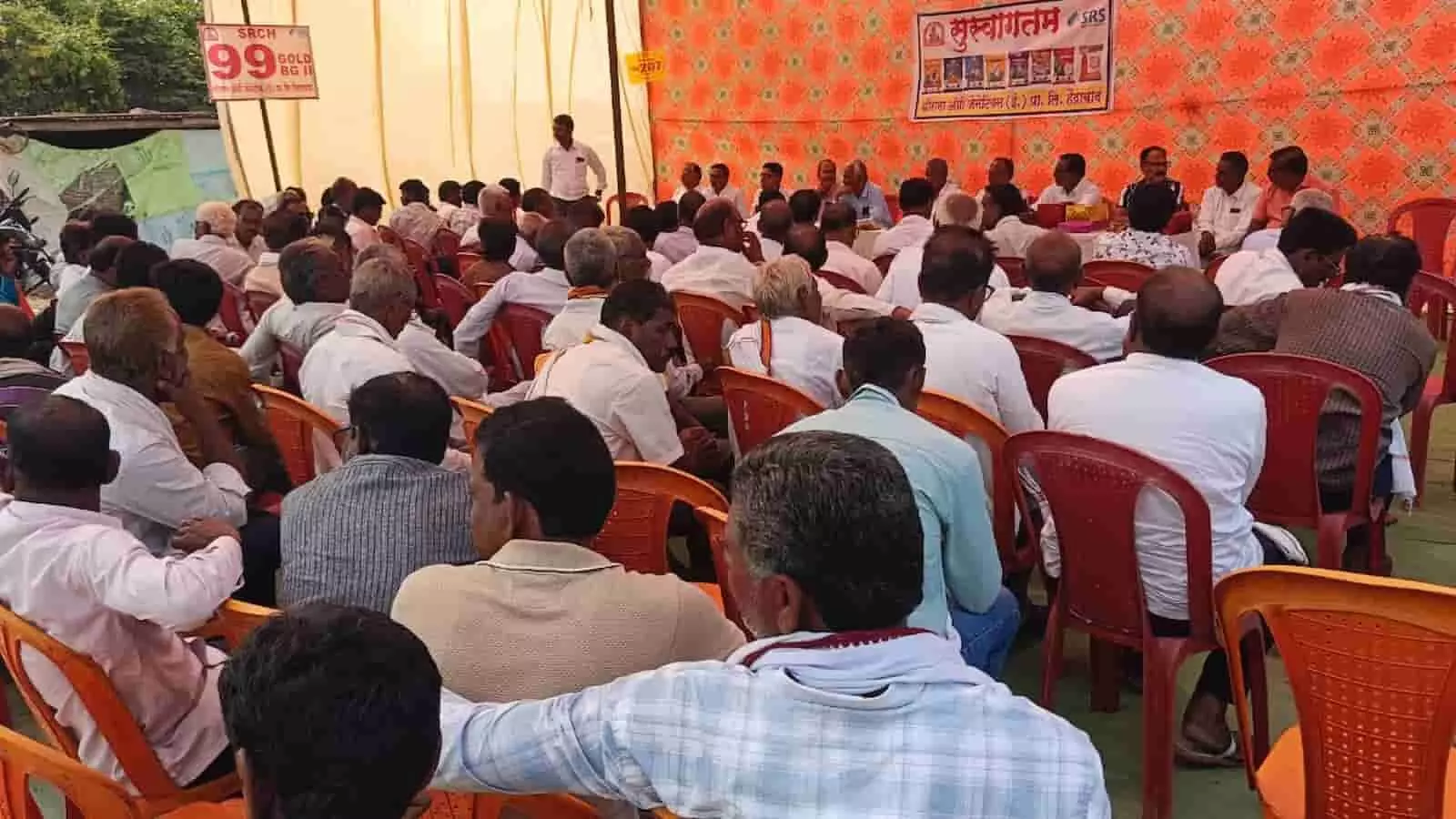 तस्वीर में कोरपना के कान्हाळगाव में श्रीरामा सीड्स कपास फसल निरीक्षण सत्र के दौरान बैठे किसान दिखाई दे रहे हैं। तस्वीर में कोरपना के कान्हाळगाव में श्रीरामा सीड्स कपास फसल निरीक्षण सत्र के दौरान बैठे किसान दिखाई दे रहे हैं।