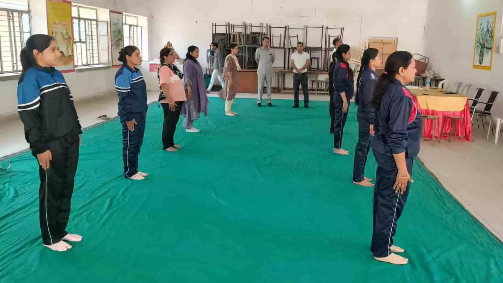 तस्वीर में सवाई माधोपुर के विद्यालय में अध्यापिकाएं आत्मरक्षा का प्रशिक्षण लेती नजर आ रही हैं। तस्वीर में सवाई माधोपुर के विद्यालय में अध्यापिकाएं आत्मरक्षा का प्रशिक्षण लेती नजर आ रही हैं।