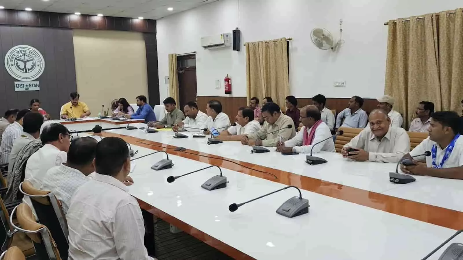 तस्वीर में एटा कलेक्ट्रेट सभागार में जिलाधिकारी एम. अरुन्मोली अधिकारियों संग बैठक करती दिख रही हैं। तस्वीर में एटा कलेक्ट्रेट सभागार में जिलाधिकारी एम. अरुन्मोली अधिकारियों संग बैठक करती दिख रही हैं।