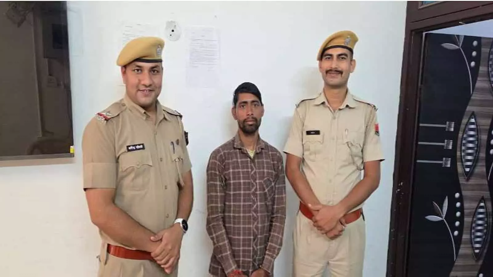 तस्वीर में उपनिरीक्षक धर्मेंद्र चौधरी, पीड़ित सुरेंद्र बैरवा और कांस्टेबल महेश चंद सवाई माधोपुर साइबर थाने में खड़े हैं। तस्वीर में उपनिरीक्षक धर्मेंद्र चौधरी, पीड़ित सुरेंद्र बैरवा और कांस्टेबल महेश चंद सवाई माधोपुर साइबर थाने में खड़े हैं।