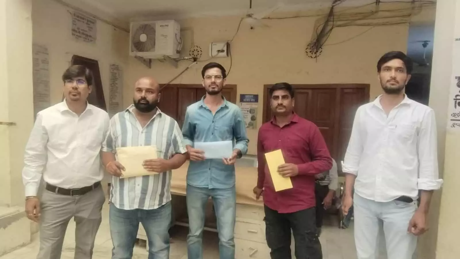 तस्वीर में लाडनूं नगर पालिका कार्यालय में टेंडर जमा कराने पहुंचे ठेकेदार और उनके प्रतिनिधि दिख रहे हैं। तस्वीर में लाडनूं नगर पालिका कार्यालय में टेंडर जमा कराने पहुंचे ठेकेदार और उनके प्रतिनिधि दिख रहे हैं।