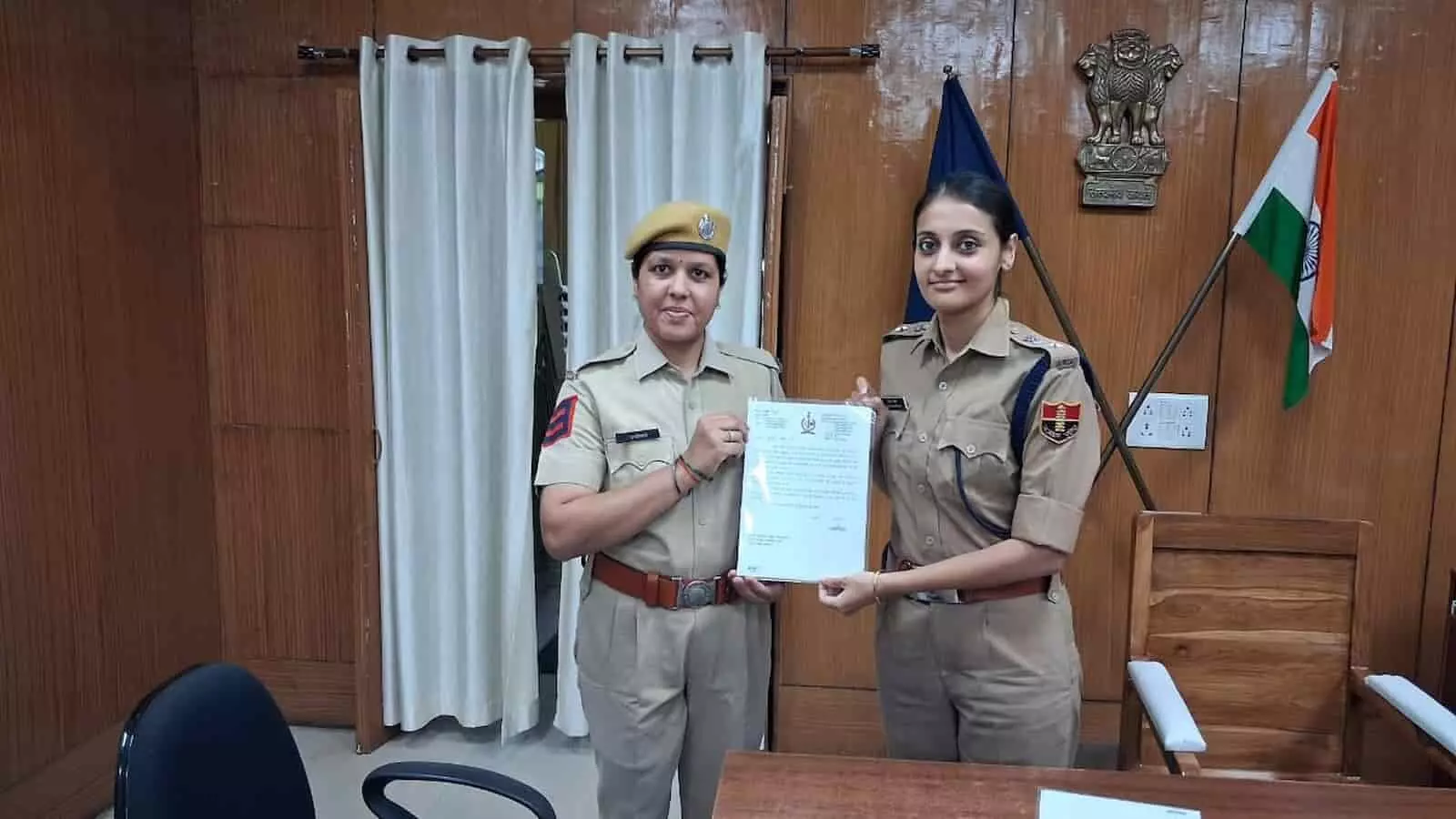 तस्वीर में एसपी कार्यालय सवाई माधोपुर में एसपी ज्येष्ठा मैत्रेयी महिला पुलिसकर्मी को प्रशंसा पत्र सौंपते हुए दिख रही हैं। तस्वीर में एसपी कार्यालय सवाई माधोपुर में एसपी ज्येष्ठा मैत्रेयी महिला पुलिसकर्मी को प्रशंसा पत्र सौंपते हुए दिख रही हैं।