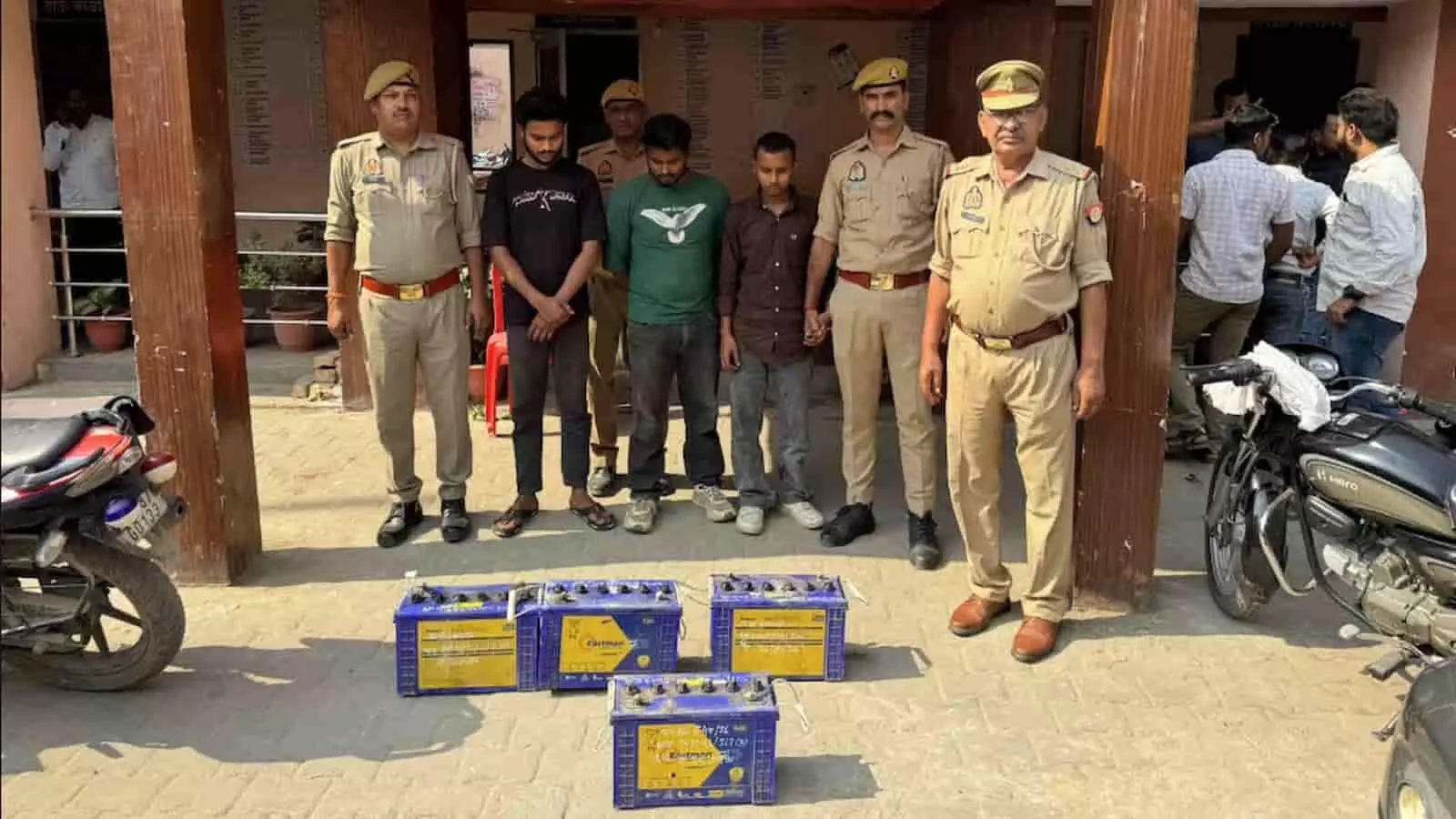 तस्वीर में पुलिस गिरफ्त में खड़े तीन आरोपी और जमीन पर रखी ई-रिक्शा की चोरी की बैटरियां दिख रही हैं। तस्वीर में पुलिस गिरफ्त में खड़े तीन आरोपी और जमीन पर रखी ई-रिक्शा की चोरी की बैटरियां दिख रही हैं।