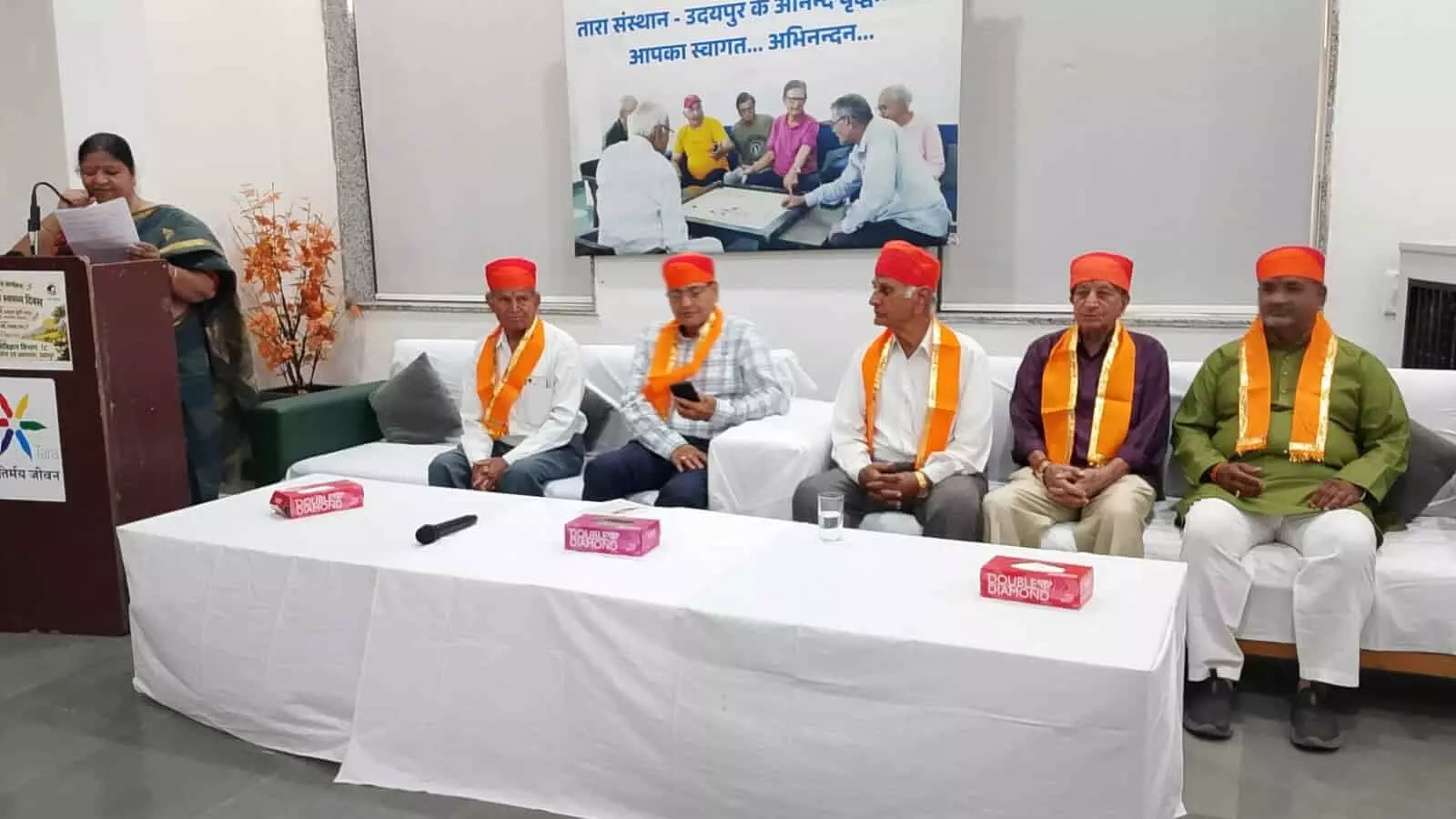 तस्वीर में उदयपुर के आनंद वृद्धाश्रम में आयोजित पेंशनर सम्मान समारोह के मंच पर अतिथि बैठे दिख रहे हैं। तस्वीर में उदयपुर के आनंद वृद्धाश्रम में आयोजित पेंशनर सम्मान समारोह के मंच पर अतिथि बैठे दिख रहे हैं।