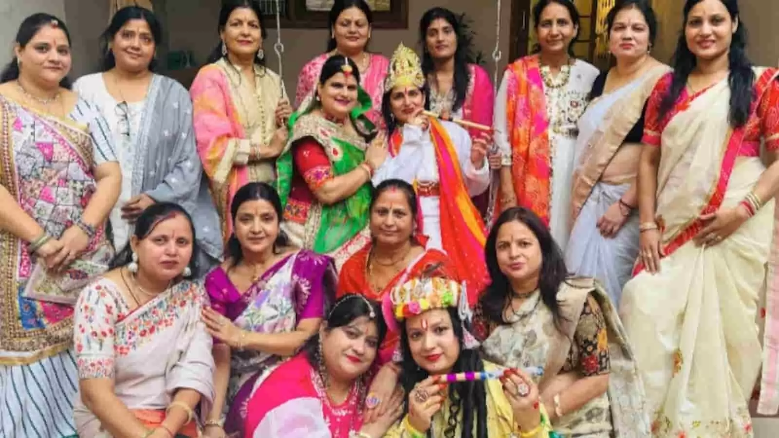 तस्वीर में खंडेलवाल क्रिएटिव ग्रुप की महिलाएं बारां में आयोजित शरद महोत्सव के दौरान राधा-कृष्ण के स्वरूप में नजर आ रही हैं तस्वीर में खंडेलवाल क्रिएटिव ग्रुप की महिलाएं बारां में आयोजित शरद महोत्सव के दौरान राधा-कृष्ण के स्वरूप में नजर आ रही हैं