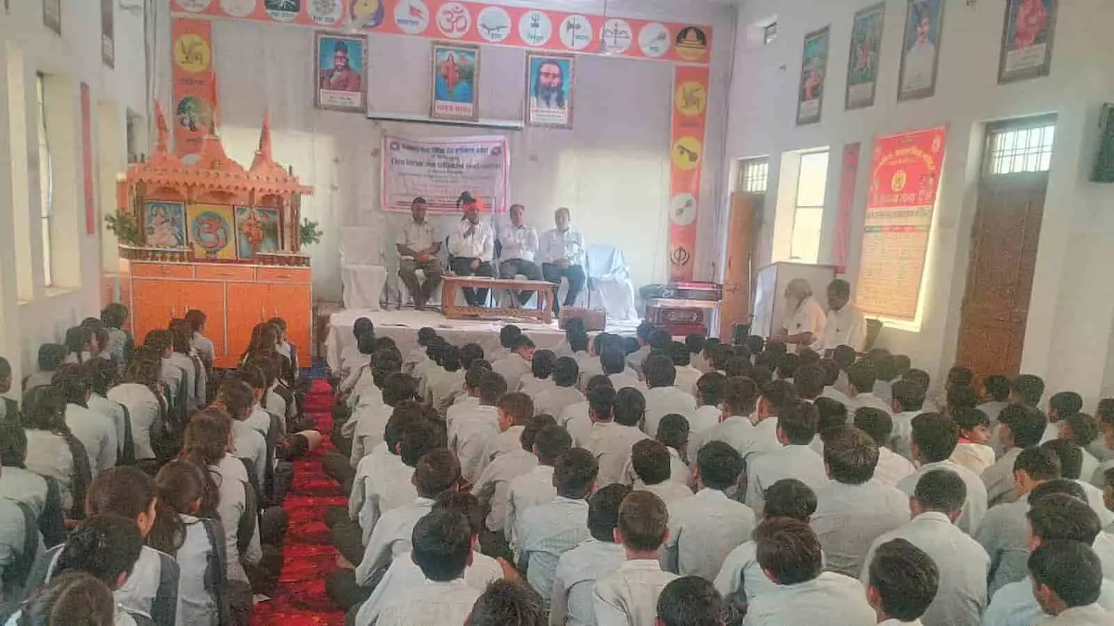 तस्वीर में सवाई माधोपुर जिले के बौंली स्थित आदर्श उच्च माध्यमिक विद्यालय में आयोजित विधिक जागरूकता शिविर के दौरान बैठे छात्र-छात्राएं। तस्वीर में सवाई माधोपुर जिले के बौंली स्थित आदर्श उच्च माध्यमिक विद्यालय में आयोजित विधिक जागरूकता शिविर के दौरान बैठे छात्र-छात्राएं।