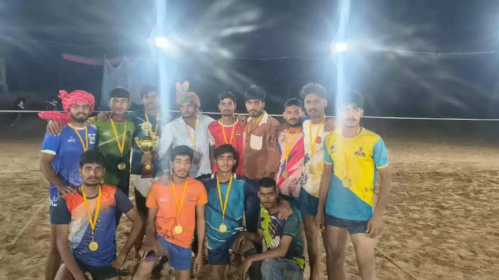 तस्वीर में कबड्डी प्रतियोगिता जीतने के बाद ट्रॉफी और मेडल के साथ खड़े पीएम श्री स्कूल के खिलाड़ी। तस्वीर में कबड्डी प्रतियोगिता जीतने के बाद ट्रॉफी और मेडल के साथ खड़े पीएम श्री स्कूल के खिलाड़ी।