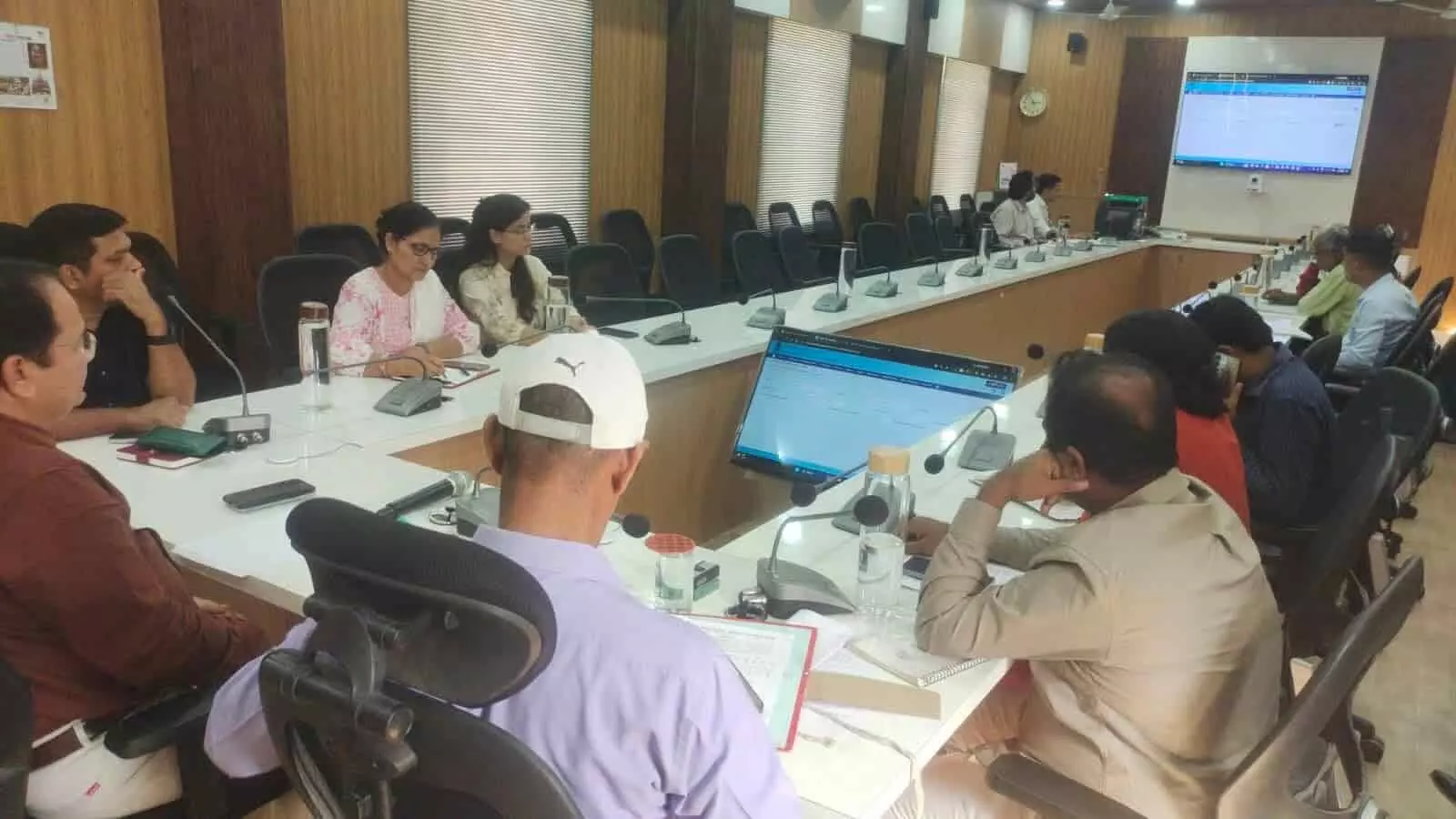 कलेक्ट्रेट सभागार में टेबल पर बैठकर ईवीएम मशीनों के द्वितीय रैंडमाइजेशन प्रक्रिया का अवलोकन करते चुनाव अधिकारी और प्रतिनिधि। कलेक्ट्रेट सभागार में टेबल पर बैठकर ईवीएम मशीनों के द्वितीय रैंडमाइजेशन प्रक्रिया का अवलोकन करते चुनाव अधिकारी और प्रतिनिधि।