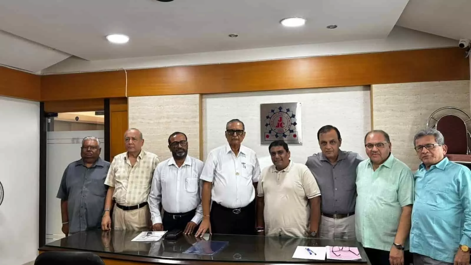 तस्वीर में मुंबई कार्यालय में जैन जागृति सेंटर के पदाधिकारी बैठक के दौरान खड़े दिखाई दे रहे हैं। तस्वीर में मुंबई कार्यालय में जैन जागृति सेंटर के पदाधिकारी बैठक के दौरान खड़े दिखाई दे रहे हैं।
