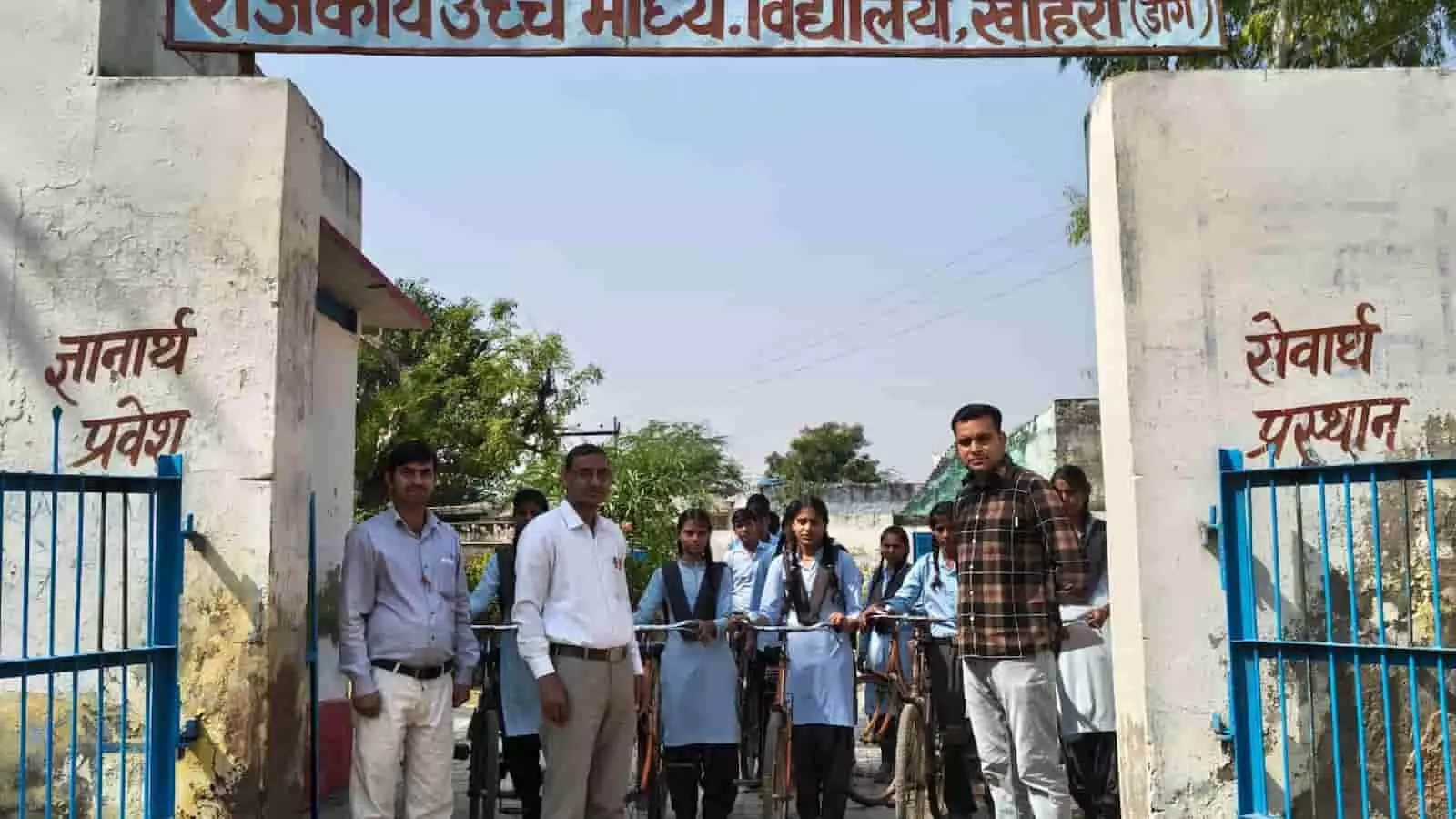 तस्वीर में डीग के राजकीय स्कूल परिसर के बाहर छात्र-छात्राएं साइकिल रैली के लिए खड़े हैं। तस्वीर में डीग के राजकीय स्कूल परिसर के बाहर छात्र-छात्राएं साइकिल रैली के लिए खड़े हैं।