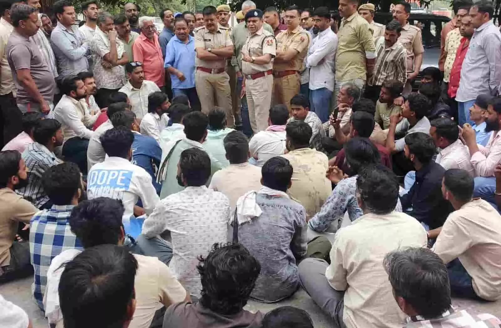 तस्वीर में आमेट अस्पताल के बाहर युवक की हत्या के विरोध में प्रदर्शन कर रहे ग्रामीण और पुलिसकर्मी नजर आ रहे हैं। तस्वीर में आमेट अस्पताल के बाहर युवक की हत्या के विरोध में प्रदर्शन कर रहे ग्रामीण और पुलिसकर्मी नजर आ रहे हैं।