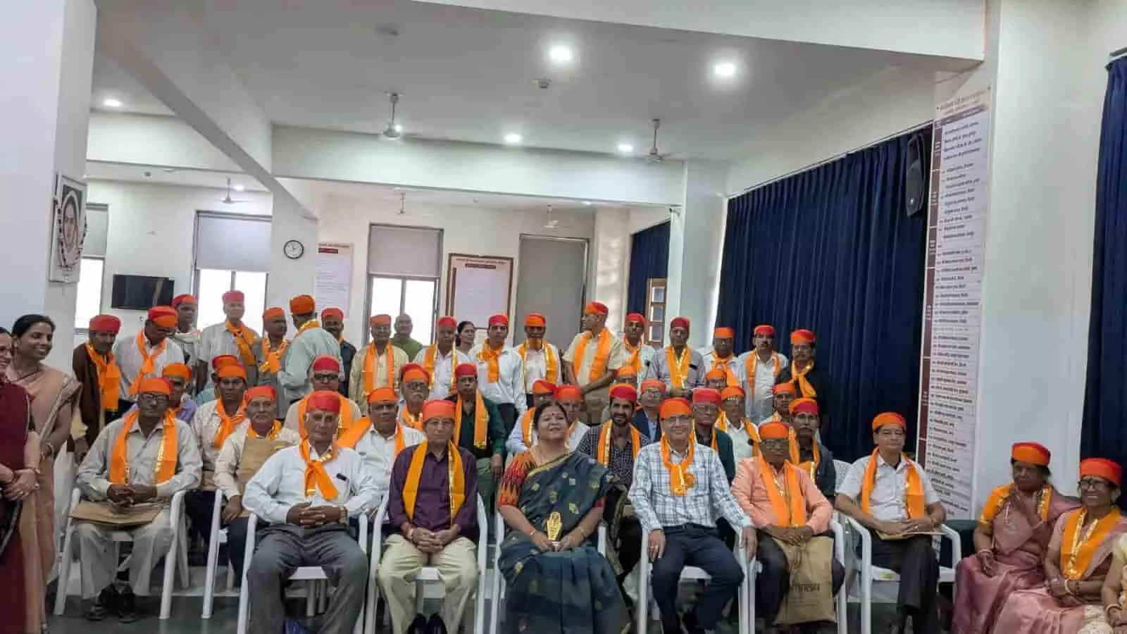 तस्वीर में उदयपुर के तारा संस्थान में आयोजित पेंशनर सम्मान समारोह के दौरान सम्मानित होने वाले वरिष्ठजन नजर आ रहे हैं। तस्वीर में उदयपुर के तारा संस्थान में आयोजित पेंशनर सम्मान समारोह के दौरान सम्मानित होने वाले वरिष्ठजन नजर आ रहे हैं।