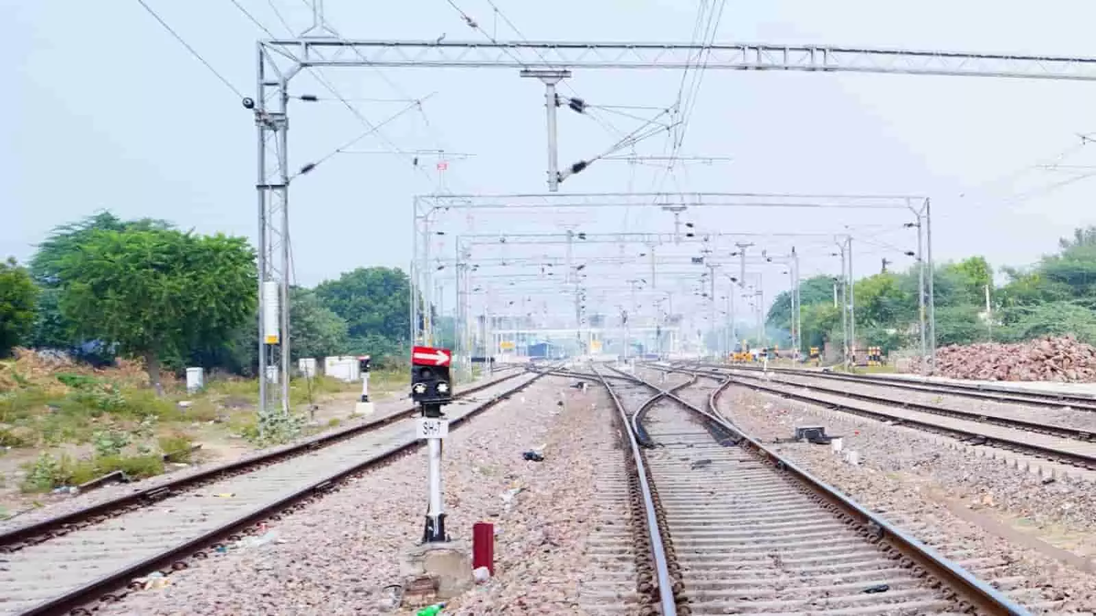 तस्वीर में रेलवे पटरियां और सिग्नल भांवसा स्टेशन पर लूप लाइन कार्य के संदर्भ में दिख रहे हैं। तस्वीर में रेलवे पटरियां और सिग्नल भांवसा स्टेशन पर लूप लाइन कार्य के संदर्भ में दिख रहे हैं।