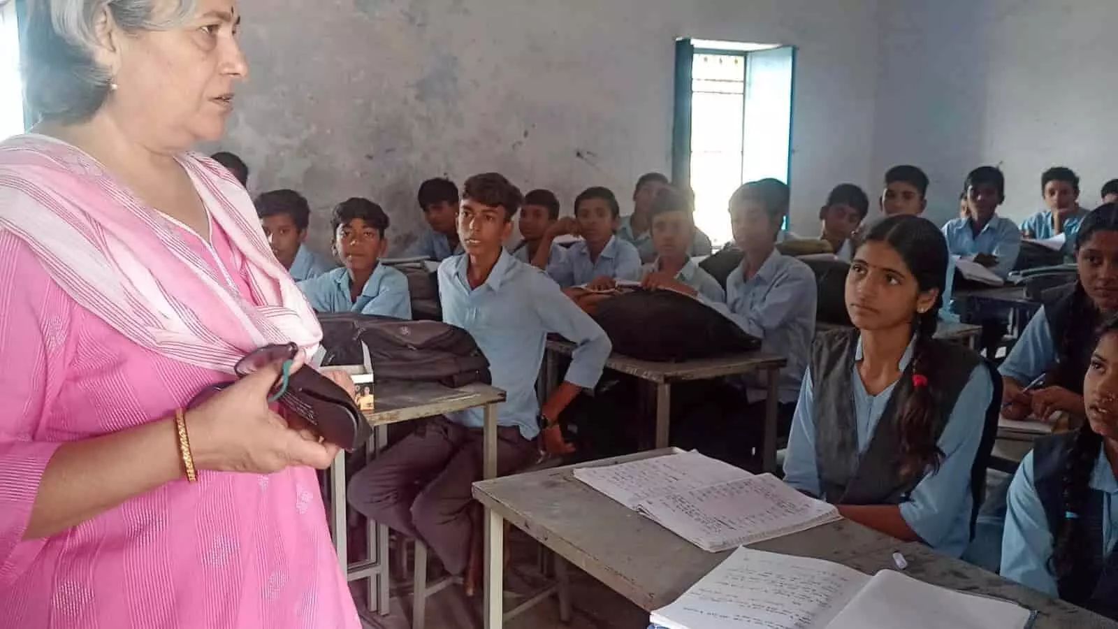 तस्वीर में मावली CBO प्रेरणा नौशल्या चंगेड़ी के सरकारी स्कूल की कक्षा में विद्यार्थियों से संवाद करती हुई। तस्वीर में मावली CBO प्रेरणा नौशल्या चंगेड़ी के सरकारी स्कूल की कक्षा में विद्यार्थियों से संवाद करती हुई।