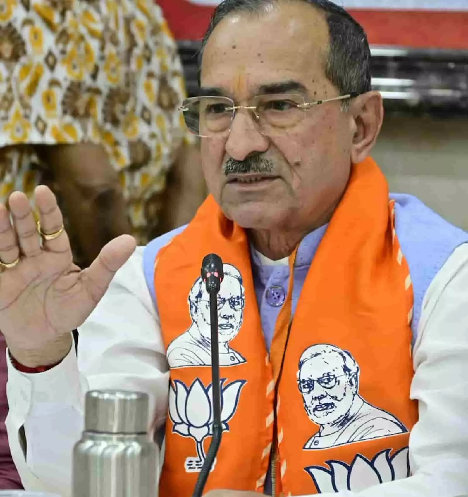 तस्वीर में भाजपा प्रदेश अध्यक्ष मदन राठौड़ जयपुर में माइक के सामने हाथ उठाकर अपनी बात रखते हुए। तस्वीर में भाजपा प्रदेश अध्यक्ष मदन राठौड़ जयपुर में माइक के सामने हाथ उठाकर अपनी बात रखते हुए।