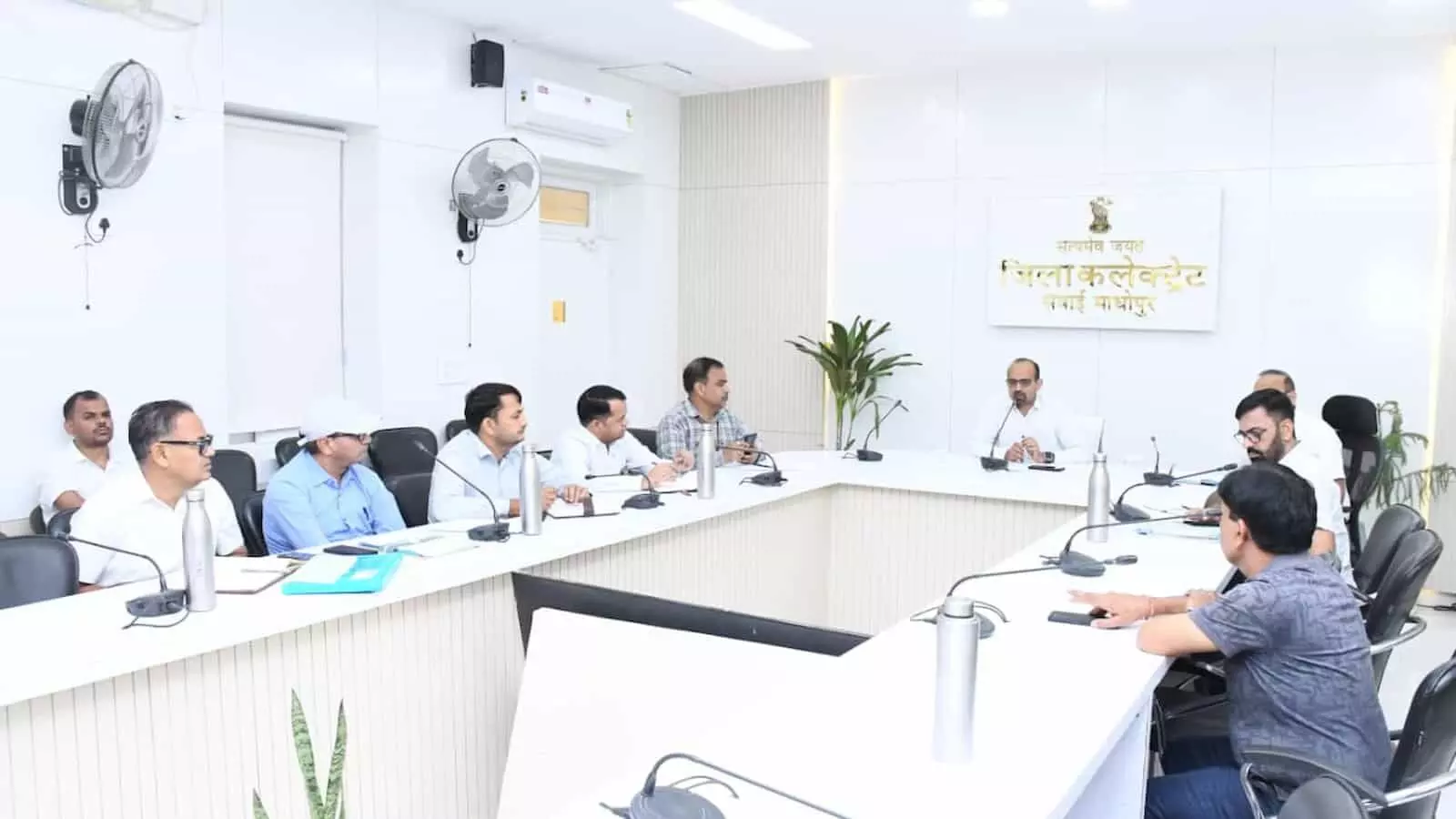 तस्वीर में सवाई माधोपुर कलक्ट्रेट सभागार में पंचायतीराज चुनाव समीक्षा बैठक के दौरान काना राम और अन्य प्रशासनिक अधिकारी उपस्थित दिख रहे हैं। तस्वीर में सवाई माधोपुर कलक्ट्रेट सभागार में पंचायतीराज चुनाव समीक्षा बैठक के दौरान काना राम और अन्य प्रशासनिक अधिकारी उपस्थित दिख रहे हैं।