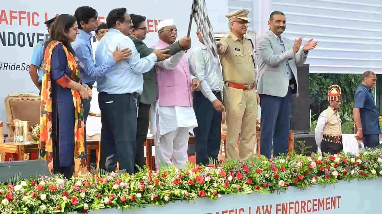 तस्वीर में राज्यपाल हरिभाऊ बागडे अधिकारियों के साथ नीमराणा में पुलिस गश्त मोटरसाइकिलों को झंडी दिखाते दिख रहे हैं। तस्वीर में राज्यपाल हरिभाऊ बागडे अधिकारियों के साथ नीमराणा में पुलिस गश्त मोटरसाइकिलों को झंडी दिखाते दिख रहे हैं।