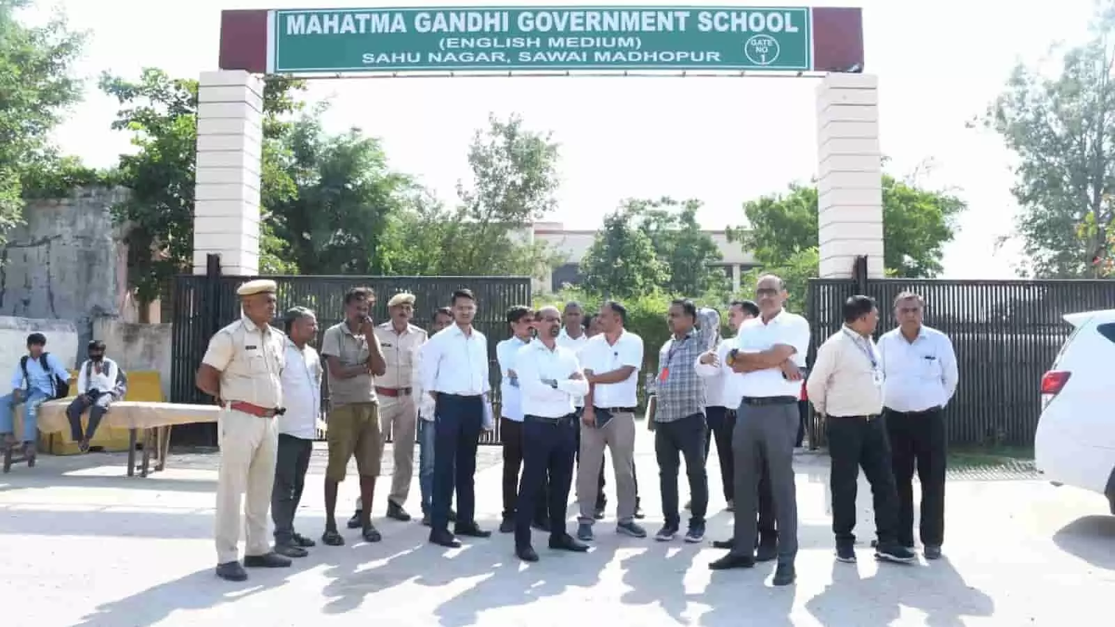 साहूनगर स्कूल के मुख्य द्वार पर खड़े जिला निर्वाचन अधिकारी काना राम और अन्य अधिकारी चुनाव निरीक्षण के दौरान। साहूनगर स्कूल के मुख्य द्वार पर खड़े जिला निर्वाचन अधिकारी काना राम और अन्य अधिकारी चुनाव निरीक्षण के दौरान।