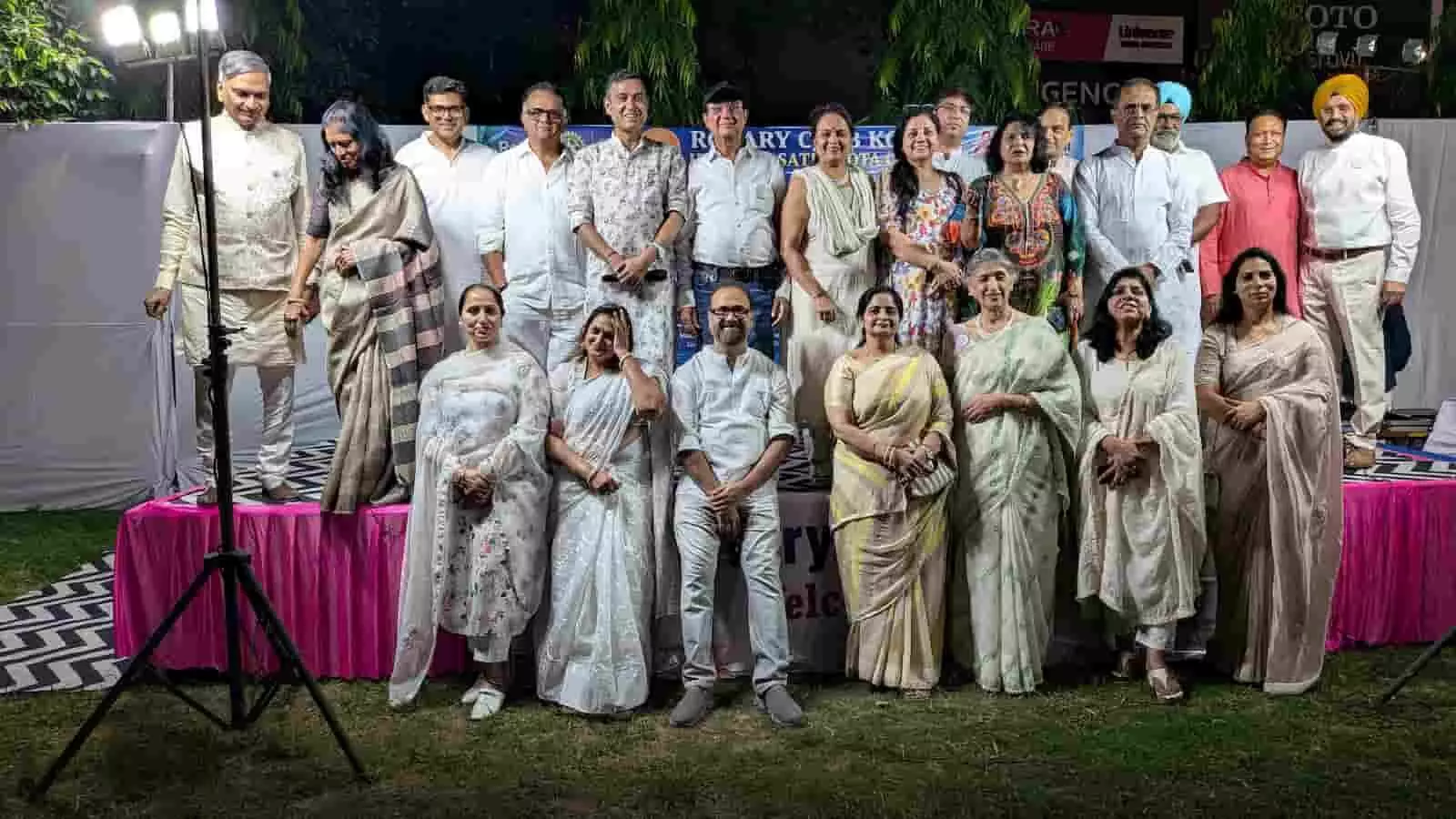 तस्वीर में कोटा के रोटरी बिनानी सभागार में मंच पर उपस्थित आयोजन समिति के सदस्य और कलाकार। तस्वीर में कोटा के रोटरी बिनानी सभागार में मंच पर उपस्थित आयोजन समिति के सदस्य और कलाकार।