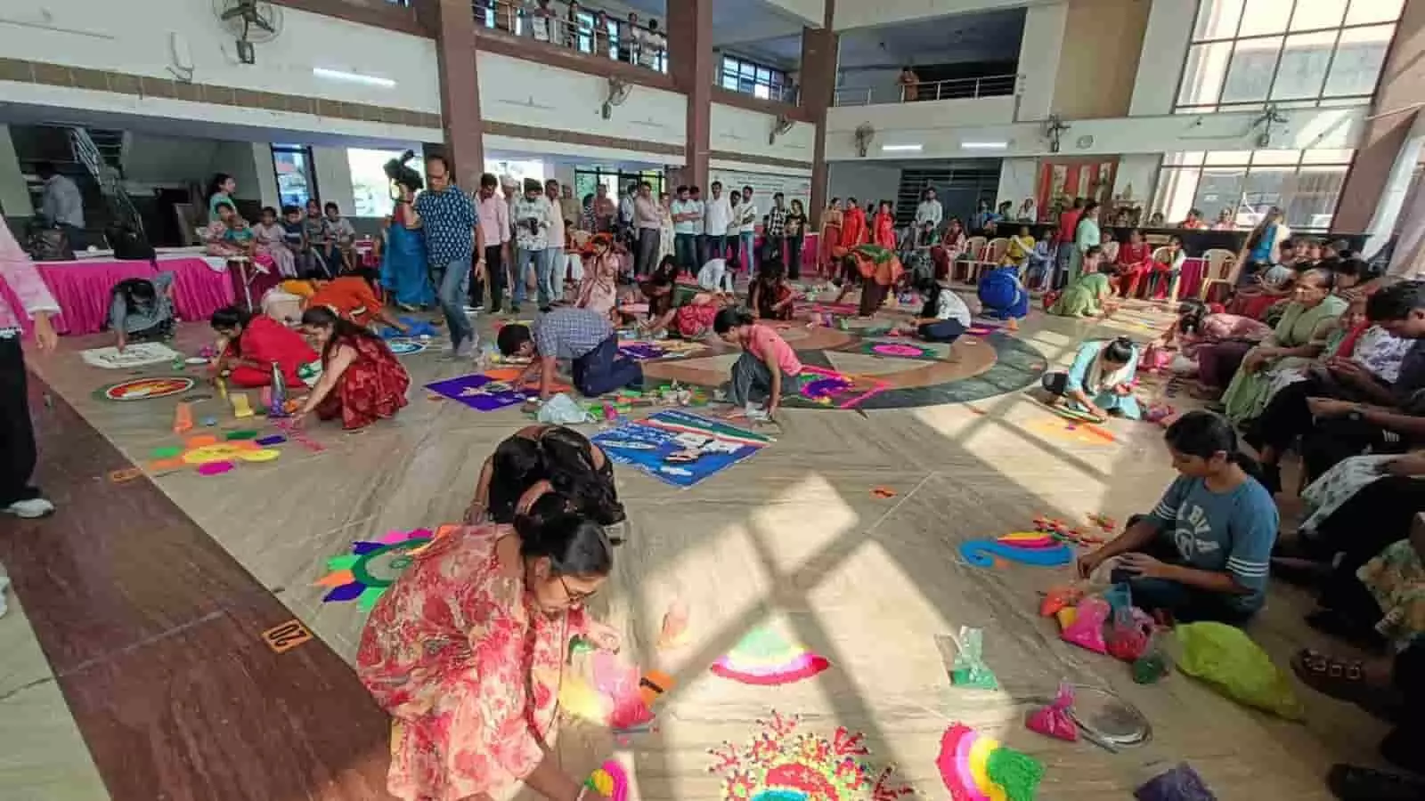 तस्वीर में प्रतिभागी कोटा के राष्ट्रीय मेला दशहरा में रंगोली बनाते हुए नजर आ रहे हैं। तस्वीर में प्रतिभागी कोटा के राष्ट्रीय मेला दशहरा में रंगोली बनाते हुए नजर आ रहे हैं।
