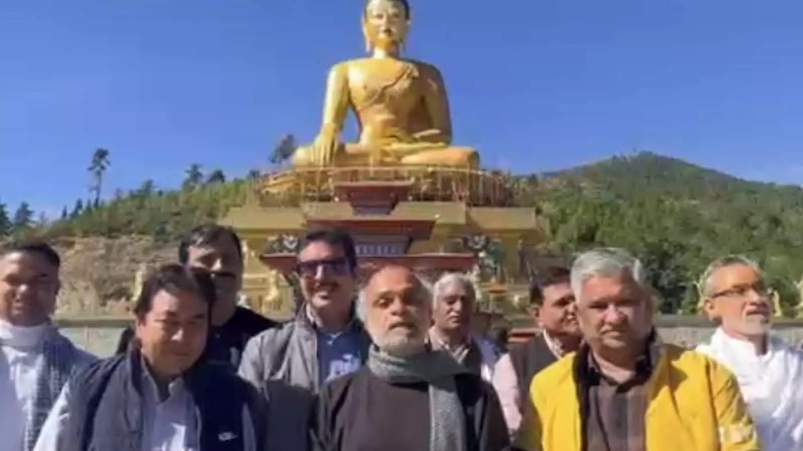 तस्वीर में विशाल बुद्ध प्रतिमा के सामने खड़े भीलवाड़ा विधायक अशोक कोठारी और अन्य सदस्य। तस्वीर में विशाल बुद्ध प्रतिमा के सामने खड़े भीलवाड़ा विधायक अशोक कोठारी और अन्य सदस्य।
