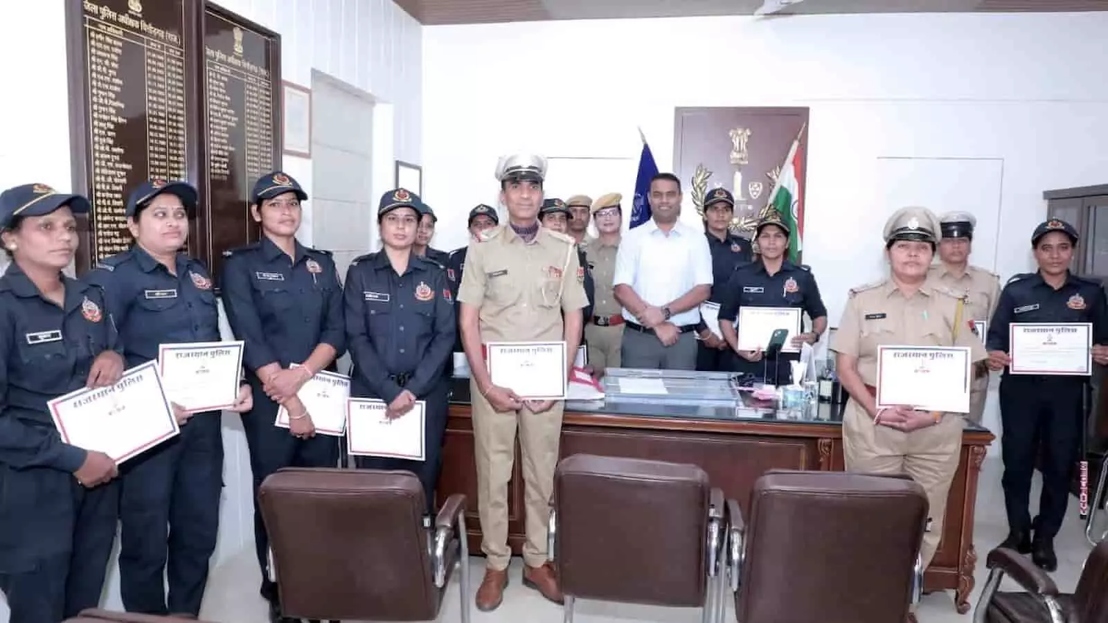 तस्वीर में चित्तौड़गढ़ पुलिस कार्यालय में ऑपरेशन शक्ति सुरक्षा के तहत सम्मानित होने वाली कालिका पेट्रोलिंग टीम दिख रही है। तस्वीर में चित्तौड़गढ़ पुलिस कार्यालय में ऑपरेशन शक्ति सुरक्षा के तहत सम्मानित होने वाली कालिका पेट्रोलिंग टीम दिख रही है।