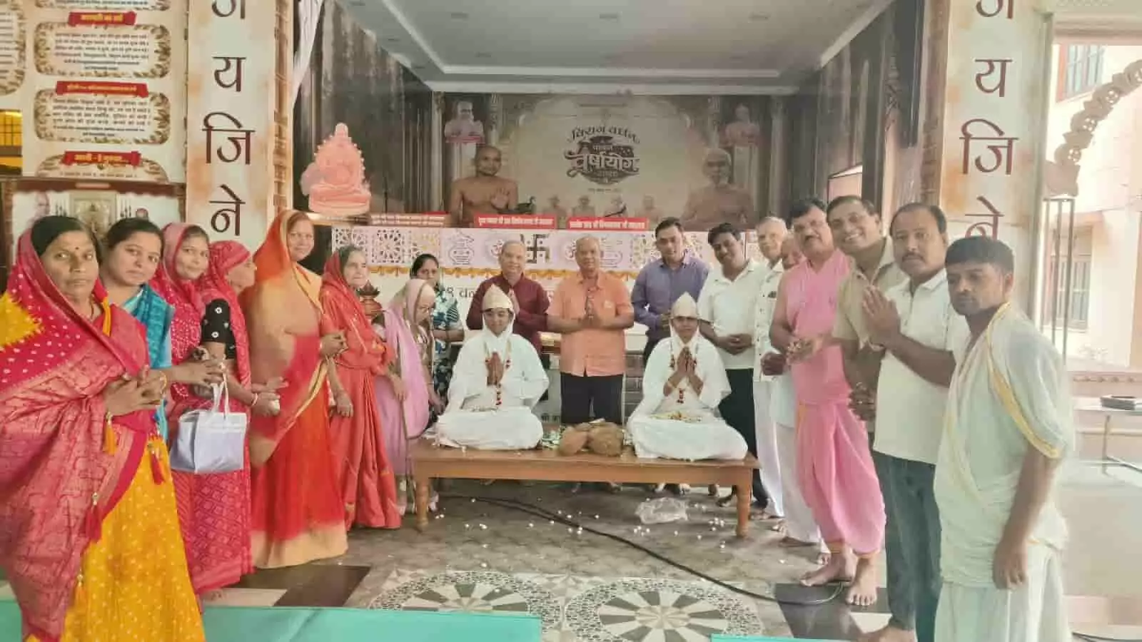 तस्वीर में कोटा के जैन मंदिर में आयोजित धार्मिक कार्यक्रम के दौरान दो दीक्षार्थी शिष्याएं और श्रद्धालु नजर आ रहे हैं। तस्वीर में कोटा के जैन मंदिर में आयोजित धार्मिक कार्यक्रम के दौरान दो दीक्षार्थी शिष्याएं और श्रद्धालु नजर आ रहे हैं।