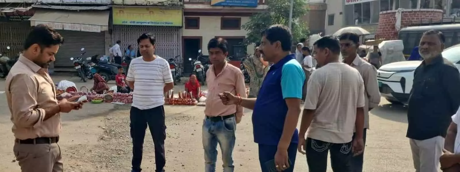 तस्वीर में चित्तौड़गढ़ नगर परिषद के अधिकारी और कर्मचारी बाजार में स्वच्छता निरीक्षण करते नजर आ रहे हैं। तस्वीर में चित्तौड़गढ़ नगर परिषद के अधिकारी और कर्मचारी बाजार में स्वच्छता निरीक्षण करते नजर आ रहे हैं।