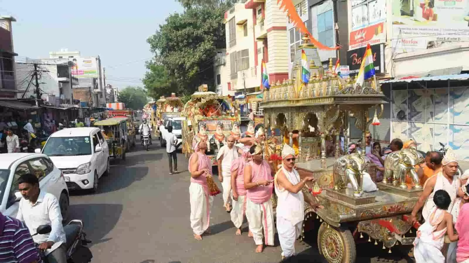 तस्वीर में सड़क पर बग्घियों और रथ के साथ पारंपरिक वेशभूषा में श्रद्धालु कोटा में शोभायात्रा निकालते दिख रहे हैं। तस्वीर में सड़क पर बग्घियों और रथ के साथ पारंपरिक वेशभूषा में श्रद्धालु कोटा में शोभायात्रा निकालते दिख रहे हैं।