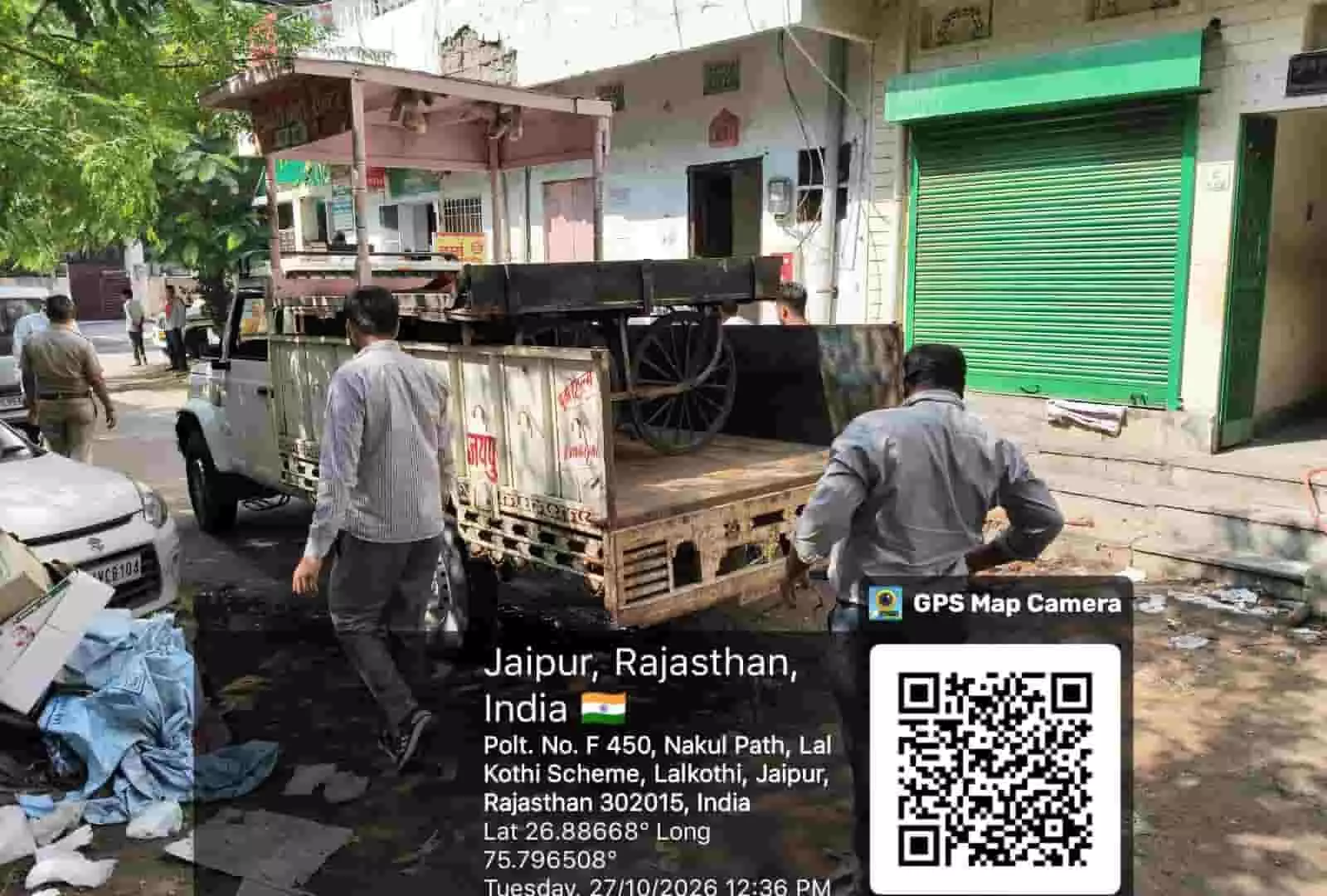 तस्वीर में जयपुर नगर निगम कर्मचारी सड़क किनारे से जब्त सामान वाहन में लोड करते दिख रहे हैं। तस्वीर में जयपुर नगर निगम कर्मचारी सड़क किनारे से जब्त सामान वाहन में लोड करते दिख रहे हैं।