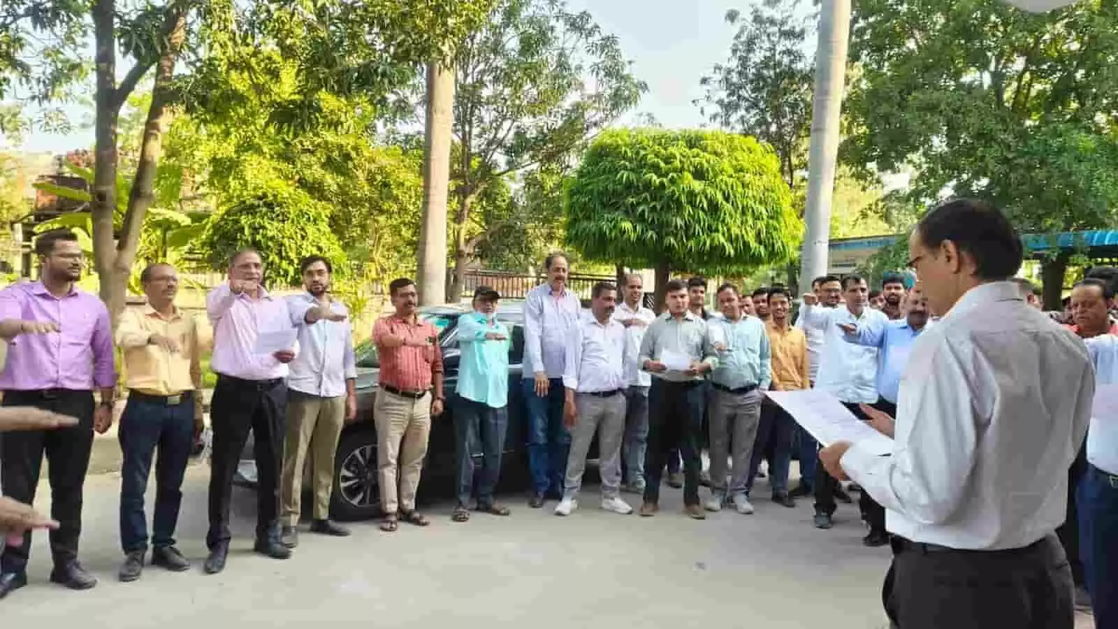 तस्वीर में जयपुर स्थित आईसीडीएस निदेशालय परिसर में बाल विवाह के खिलाफ शपथ लेते अधिकारी दिखाई दे रहे हैं। तस्वीर में जयपुर स्थित आईसीडीएस निदेशालय परिसर में बाल विवाह के खिलाफ शपथ लेते अधिकारी दिखाई दे रहे हैं।