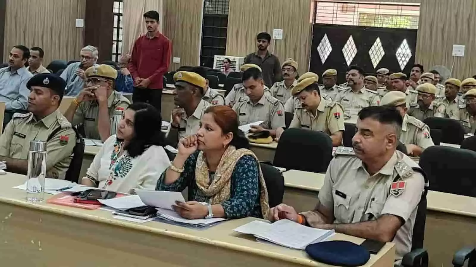 सलूम्बर में पंचायतीराज चुनाव की सुरक्षा समीक्षा बैठक के दौरान सभागार में उपस्थित पुलिस और प्रशासनिक अधिकारी। सलूम्बर में पंचायतीराज चुनाव की सुरक्षा समीक्षा बैठक के दौरान सभागार में उपस्थित पुलिस और प्रशासनिक अधिकारी।