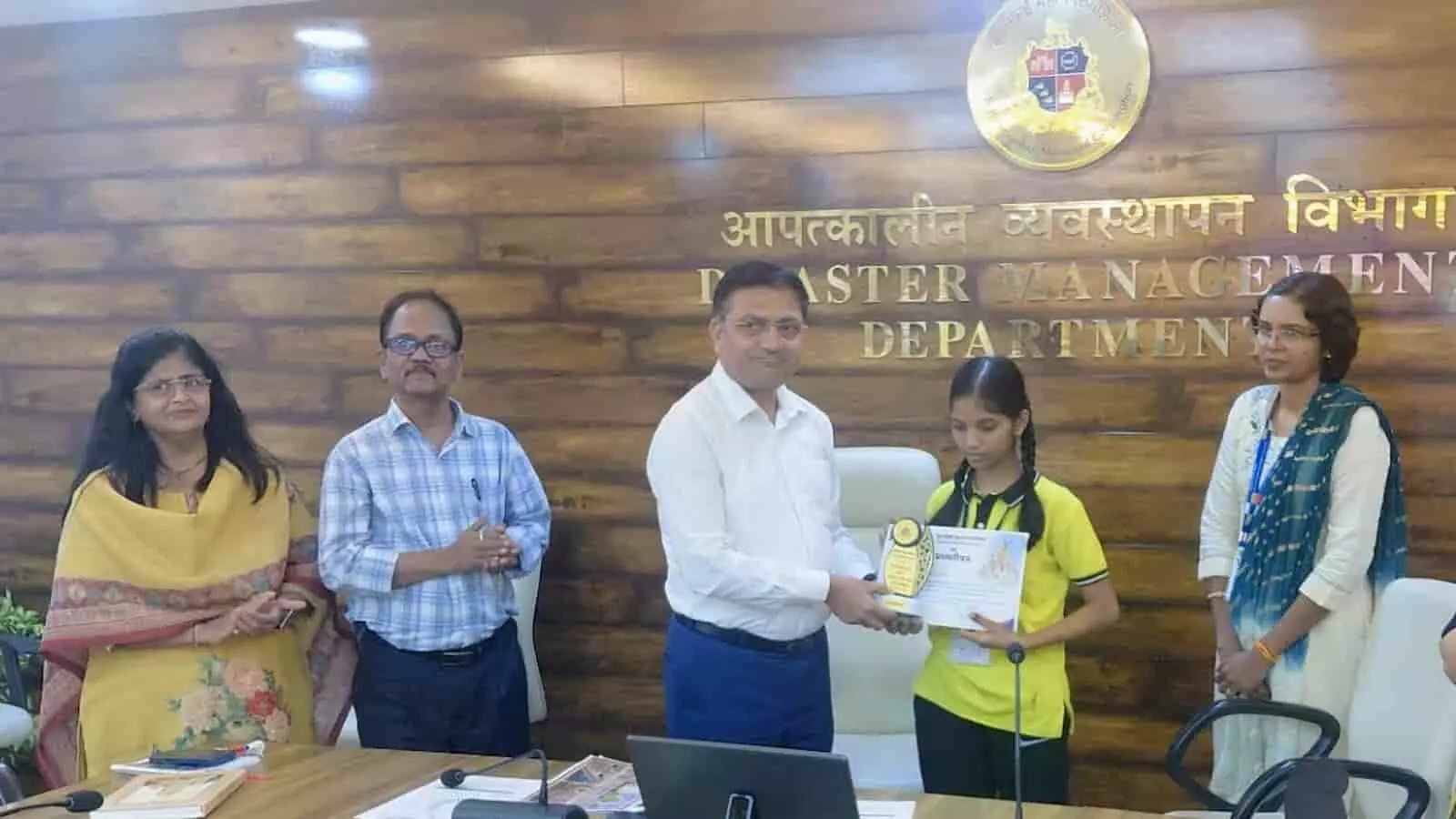 तस्वीर में बीएमसी मुख्यालय में अतिरिक्त महानगरपालिका आयुक्त विजेता विद्यार्थी को प्रमाण पत्र देते हुए. तस्वीर में बीएमसी मुख्यालय में अतिरिक्त महानगरपालिका आयुक्त विजेता विद्यार्थी को प्रमाण पत्र देते हुए.