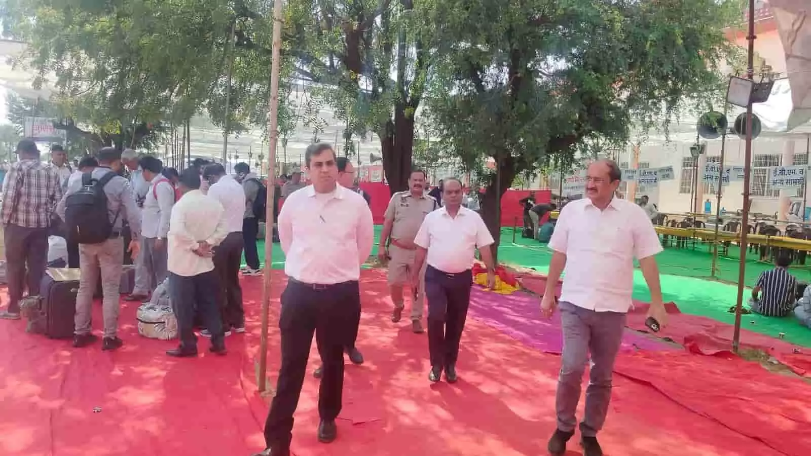 तस्वीर में चुनावी परिसर में व्यवस्थाओं का जायजा लेते अधिकारी और मतदान दलों के कर्मी दिख रहे हैं। तस्वीर में चुनावी परिसर में व्यवस्थाओं का जायजा लेते अधिकारी और मतदान दलों के कर्मी दिख रहे हैं।