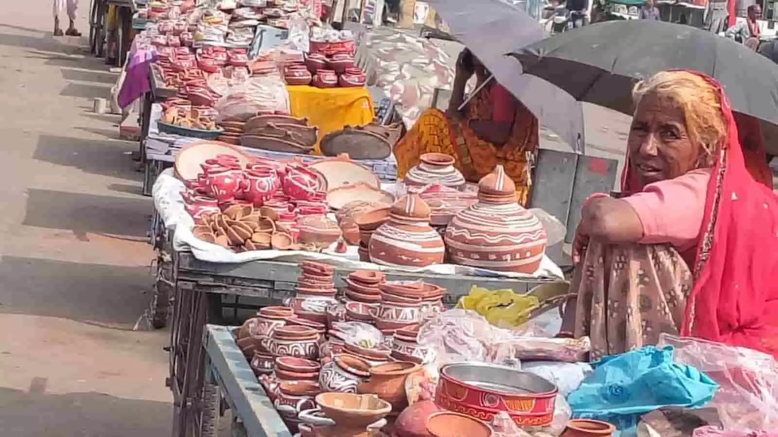 तस्वीर में बड़ी सादड़ी बाजार में करवा चौथ के लिए मिट्टी के करवे बेचती महिला दिखाई दे रही है। तस्वीर में बड़ी सादड़ी बाजार में करवा चौथ के लिए मिट्टी के करवे बेचती महिला दिखाई दे रही है।