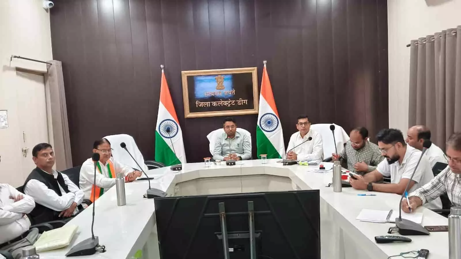 तस्वीर में डीग कलेक्ट्रेट सभागार में अधिकारियों और राजनीतिक दलों के प्रतिनिधियों की बैठक चल रही है। तस्वीर में डीग कलेक्ट्रेट सभागार में अधिकारियों और राजनीतिक दलों के प्रतिनिधियों की बैठक चल रही है।