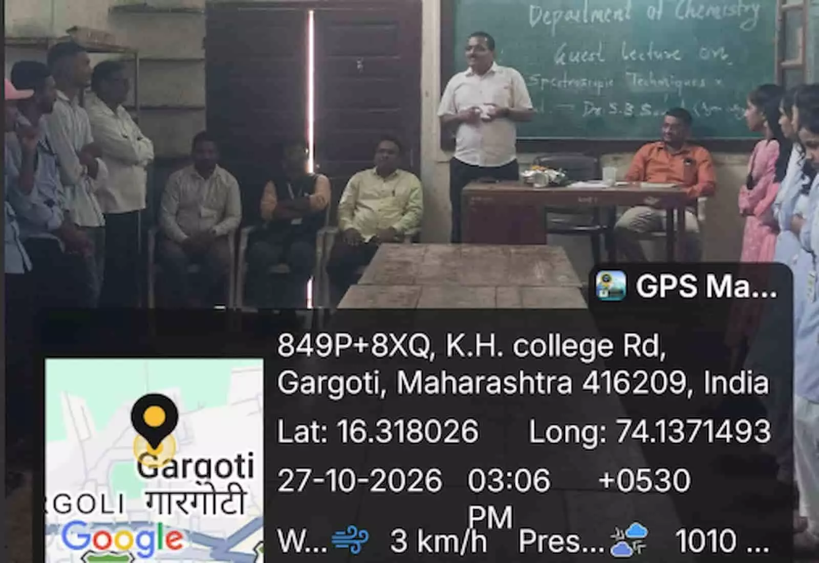 तस्वीर में कोल्हापुर के कर्मवीर हिरे महाविद्यालय में रसायनशास्त्र के विद्यार्थियों को संबोधित करते वक्ता दिख रहे हैं। तस्वीर में कोल्हापुर के कर्मवीर हिरे महाविद्यालय में रसायनशास्त्र के विद्यार्थियों को संबोधित करते वक्ता दिख रहे हैं।