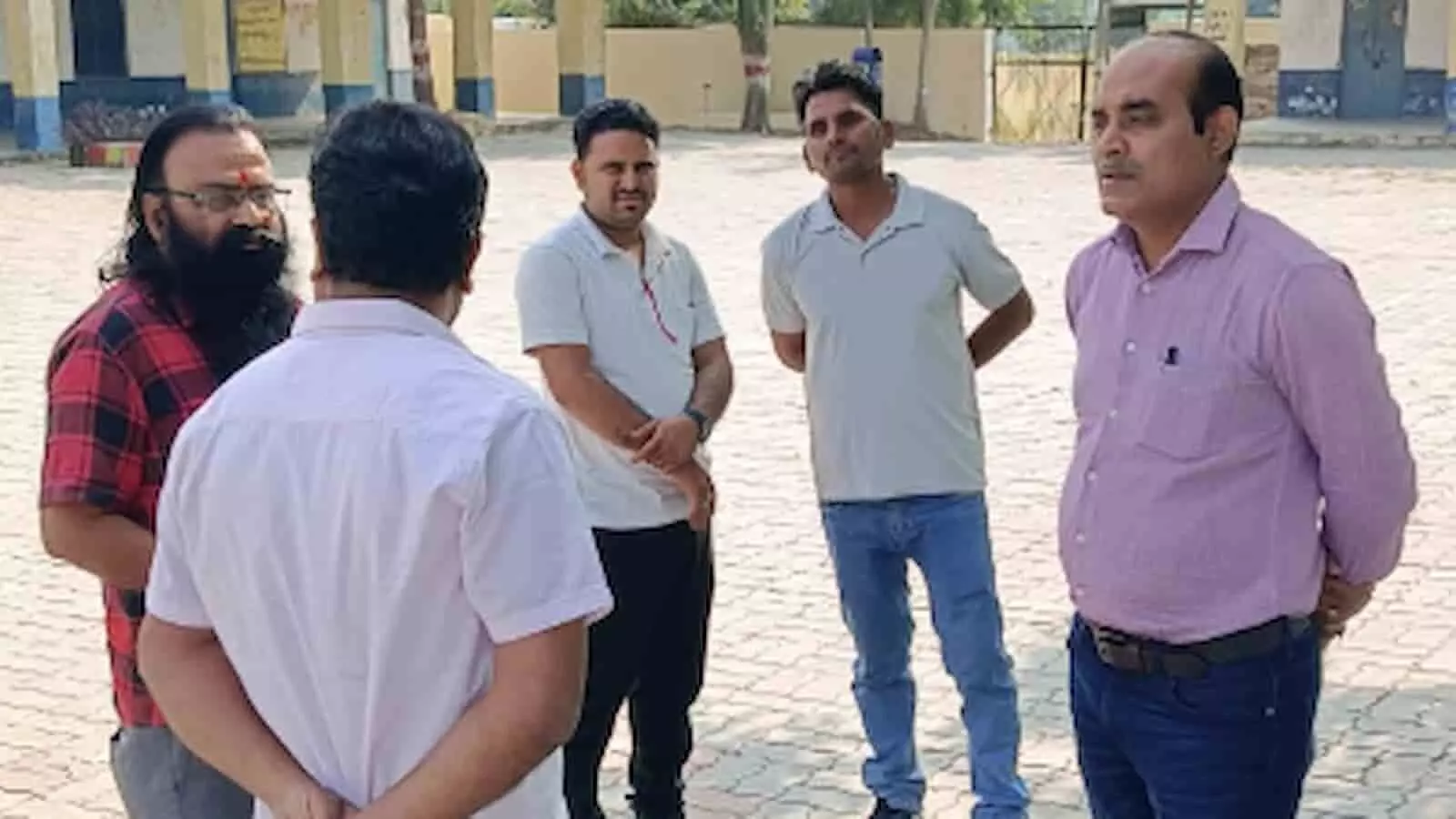 तस्वीर में तहसीलदार मयूर शर्मा खेरवाड़ा के मतदान बूथ पर बीएलओ के साथ चर्चा करते हुए दिख रहे हैं। तस्वीर में तहसीलदार मयूर शर्मा खेरवाड़ा के मतदान बूथ पर बीएलओ के साथ चर्चा करते हुए दिख रहे हैं।
