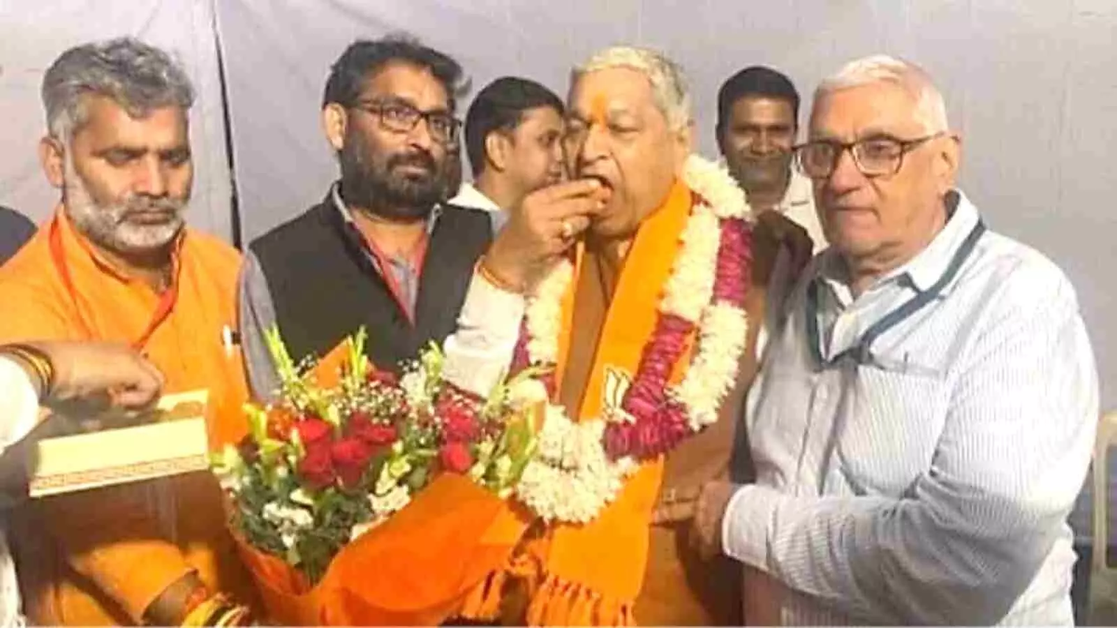गले में फूल माला पहने और मिठाई खाते भाजपा उम्मीदवार दिनेश गोयल समर्थकों के साथ खड़े हैं। गले में फूल माला पहने और मिठाई खाते भाजपा उम्मीदवार दिनेश गोयल समर्थकों के साथ खड़े हैं।