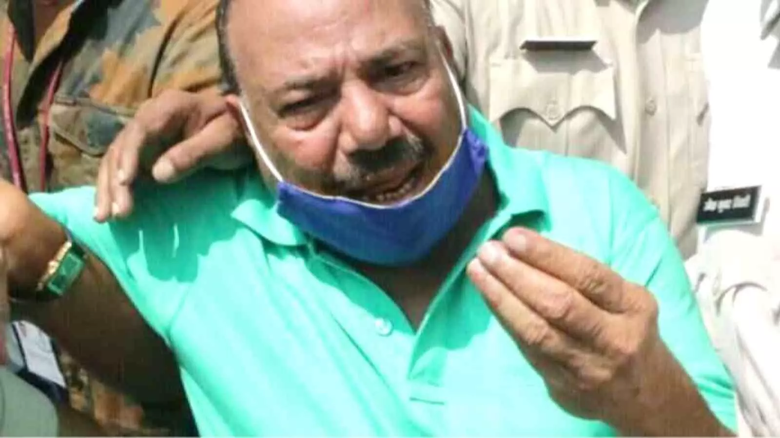 पुलिस हिरासत में खड़े आरोपी प्यारे मियां भोपाल में यौन शोषण मामले के संदर्भ में दिखाई दे रहे हैं। पुलिस हिरासत में खड़े आरोपी प्यारे मियां भोपाल में यौन शोषण मामले के संदर्भ में दिखाई दे रहे हैं।