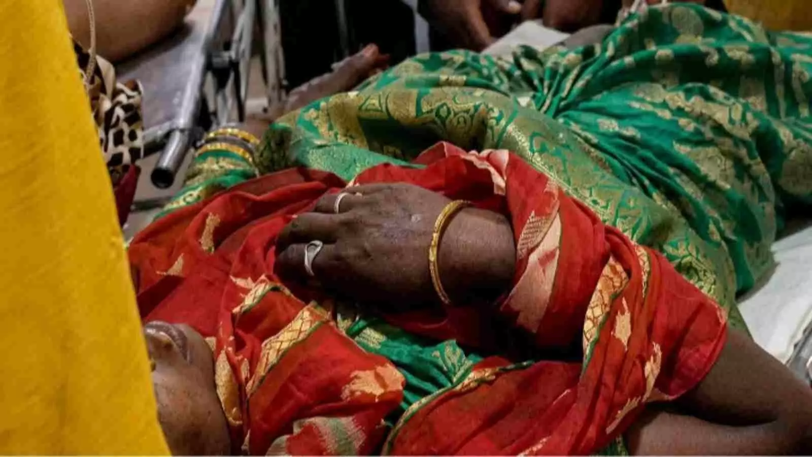 अस्पताल के बिस्तर पर लेटी घायल महिला ग्वालियर में पति के तलवार हमले के संदर्भ में दिख रही है। अस्पताल के बिस्तर पर लेटी घायल महिला ग्वालियर में पति के तलवार हमले के संदर्भ में दिख रही है।
