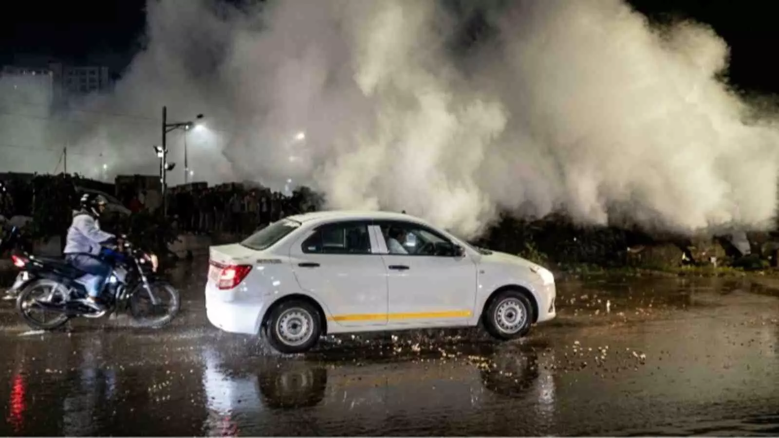 एक्सप्रेसवे पर वाहनों से टकराती हुई ऊंची समुद्री लहरें चेन्नई में चक्रवात अर्नब के प्रभाव को दर्शाती हैं। एक्सप्रेसवे पर वाहनों से टकराती हुई ऊंची समुद्री लहरें चेन्नई में चक्रवात अर्नब के प्रभाव को दर्शाती हैं।