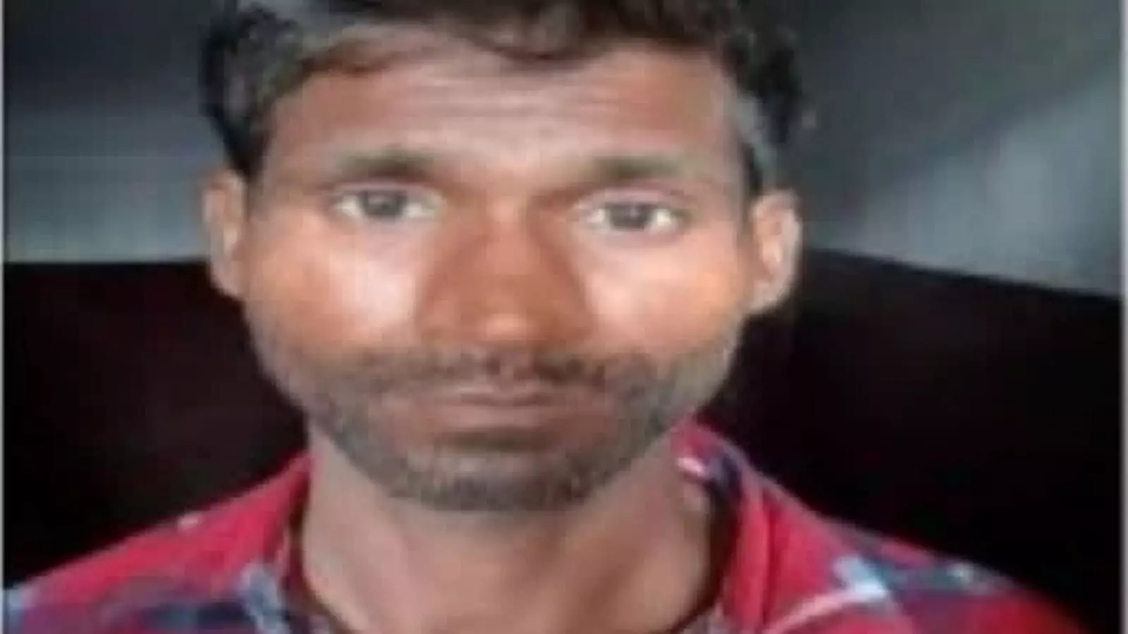 तस्वीर में एटा सर्राफा लूट कांड का आरोपी बदमाश बिरेंद्र दिख रहा है। तस्वीर में एटा सर्राफा लूट कांड का आरोपी बदमाश बिरेंद्र दिख रहा है।