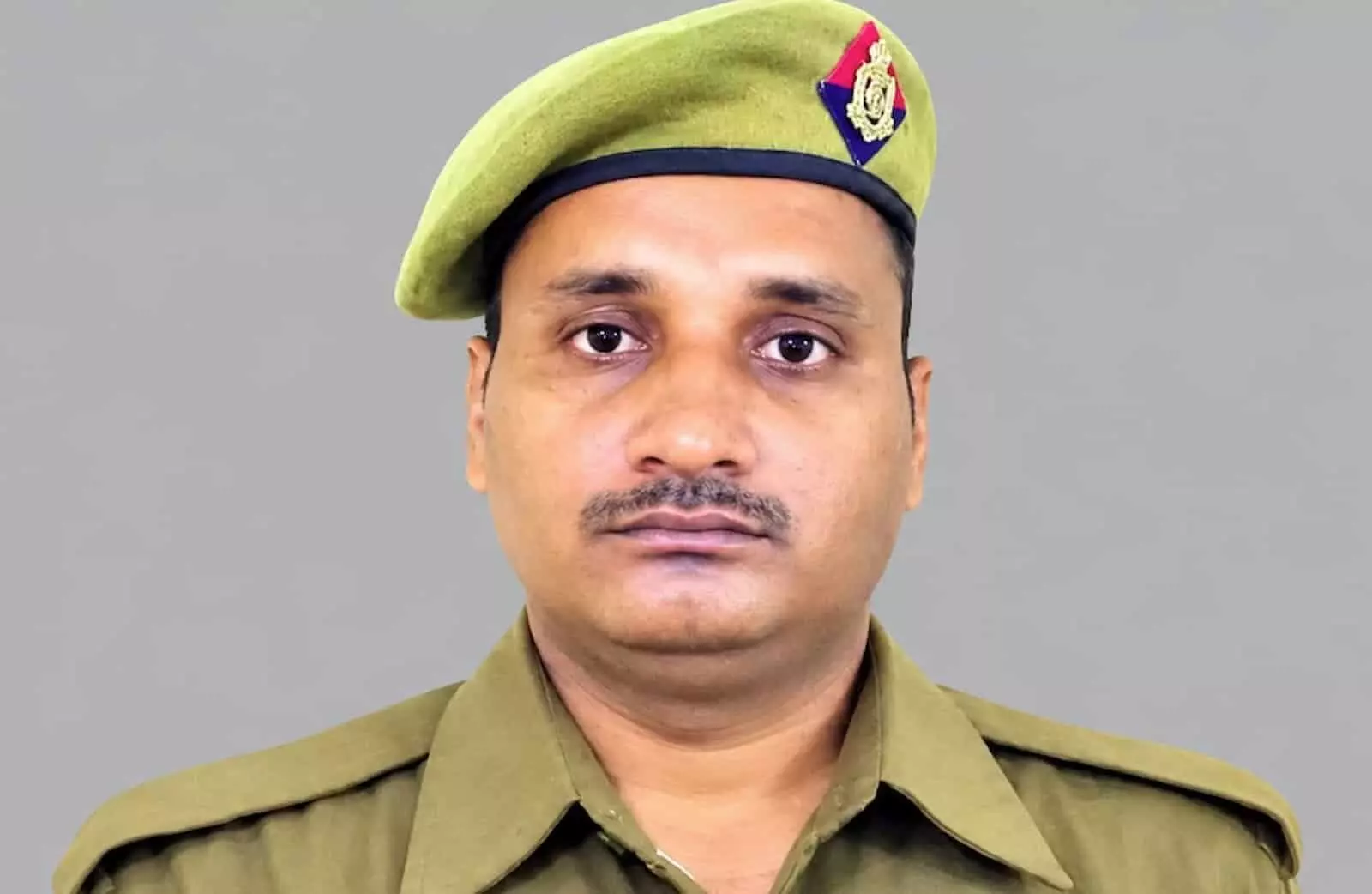 तस्वीर में पुलिस की वर्दी पहने हेड कांस्टेबल मुकेश यादव नजर आ रहे हैं। तस्वीर में पुलिस की वर्दी पहने हेड कांस्टेबल मुकेश यादव नजर आ रहे हैं।