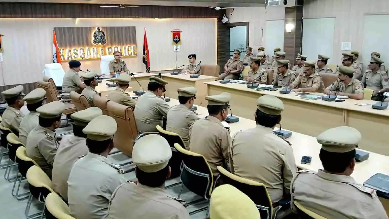 तस्वीर में कासगंज पुलिस कार्यालय सभागार में एसपी ओपी सिंह पुलिस अधिकारियों के साथ समीक्षा बैठक करते हुए। तस्वीर में कासगंज पुलिस कार्यालय सभागार में एसपी ओपी सिंह पुलिस अधिकारियों के साथ समीक्षा बैठक करते हुए।
